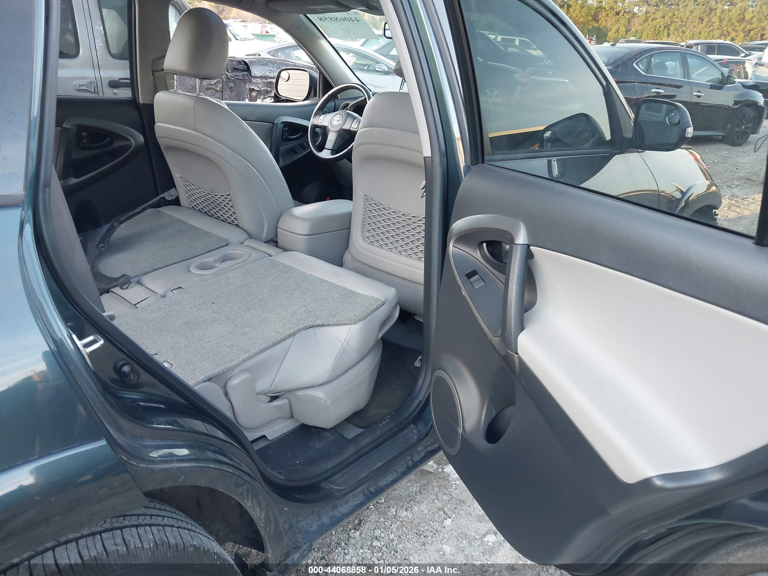 TOYOTA RAV4 image 8