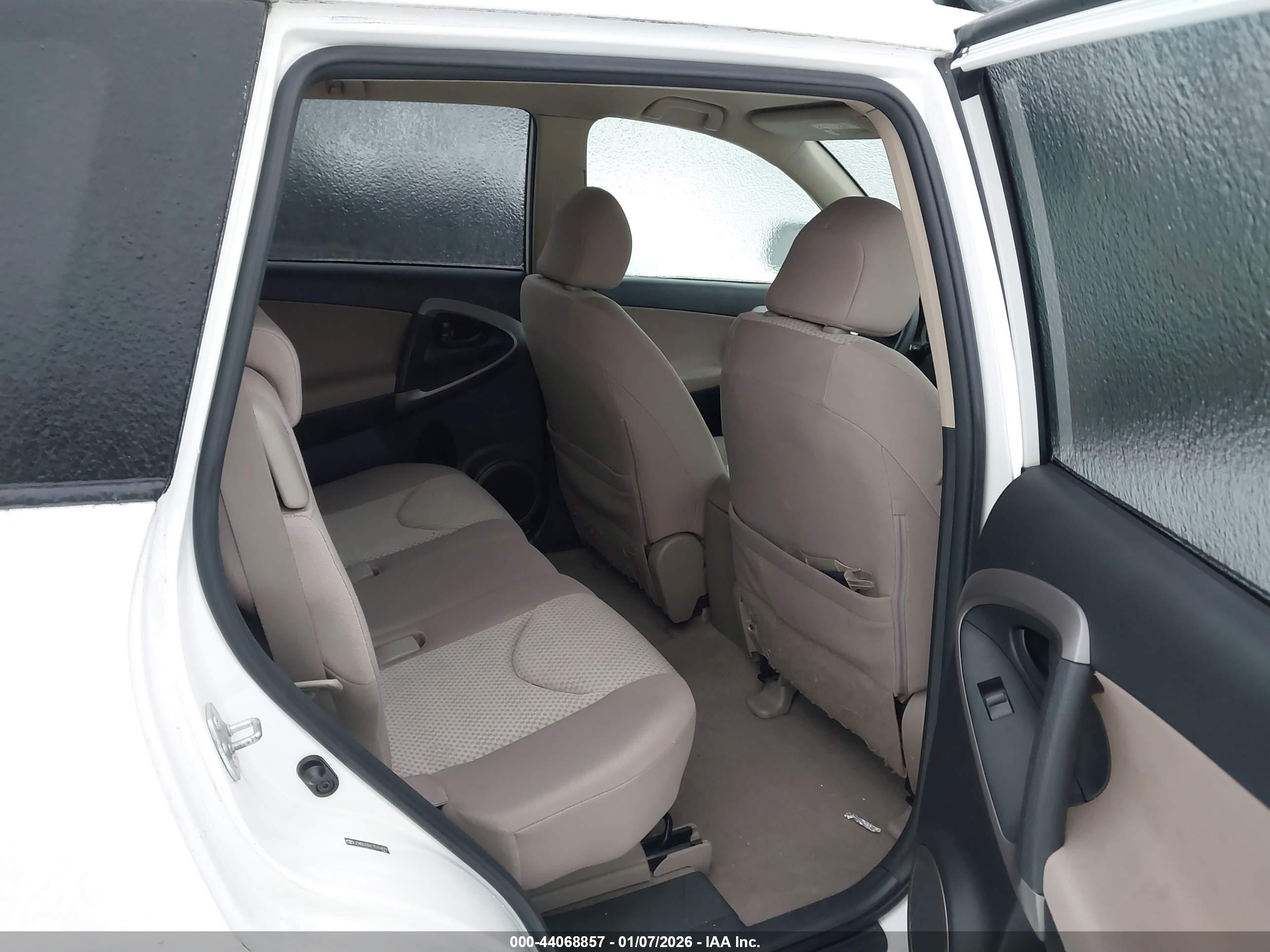 TOYOTA RAV4 image 8