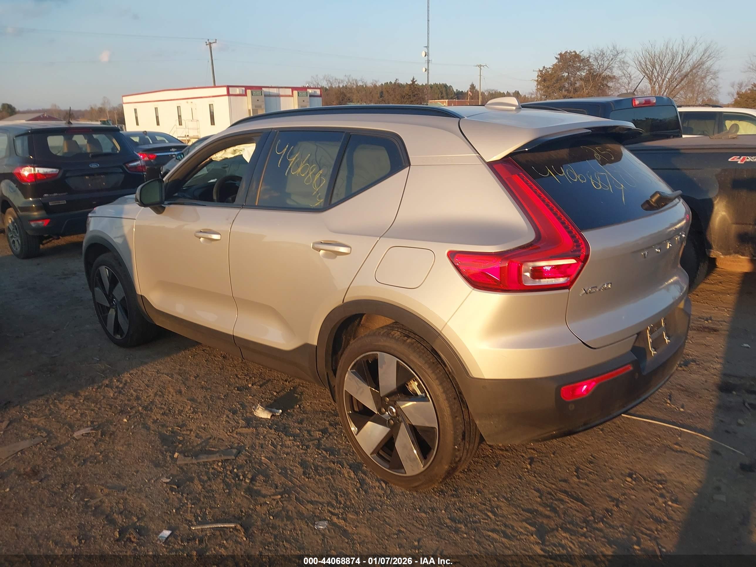VOLVO XC40 image 3
