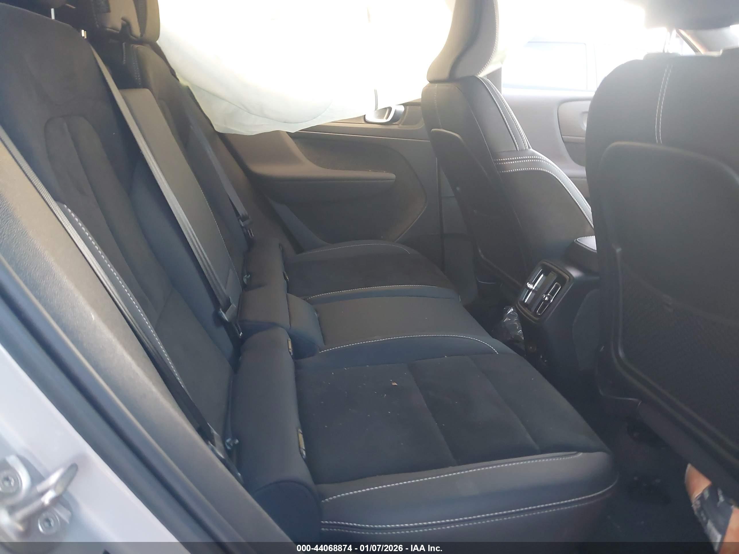 VOLVO XC40 image 8