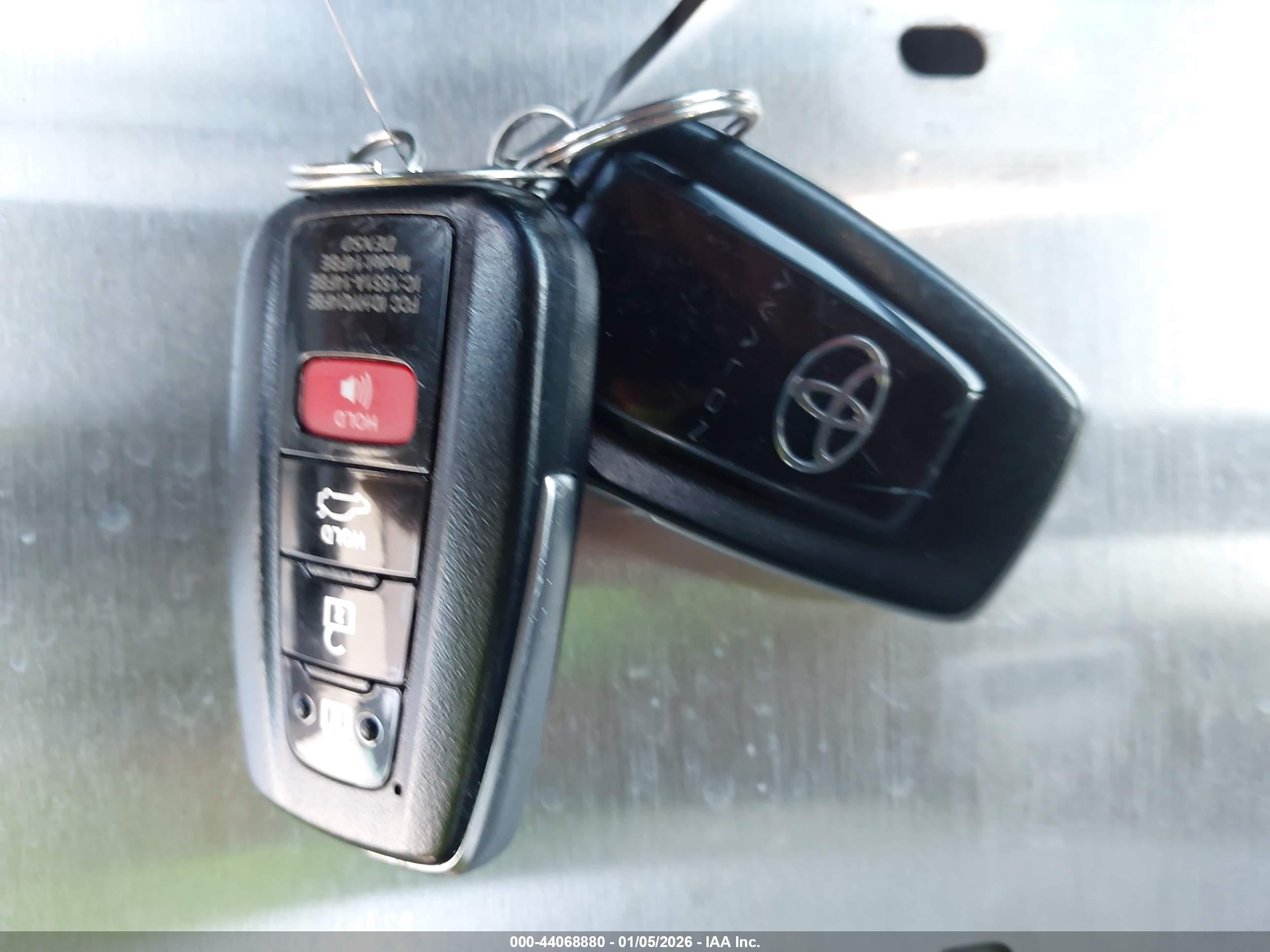 TOYOTA AVALON image 11