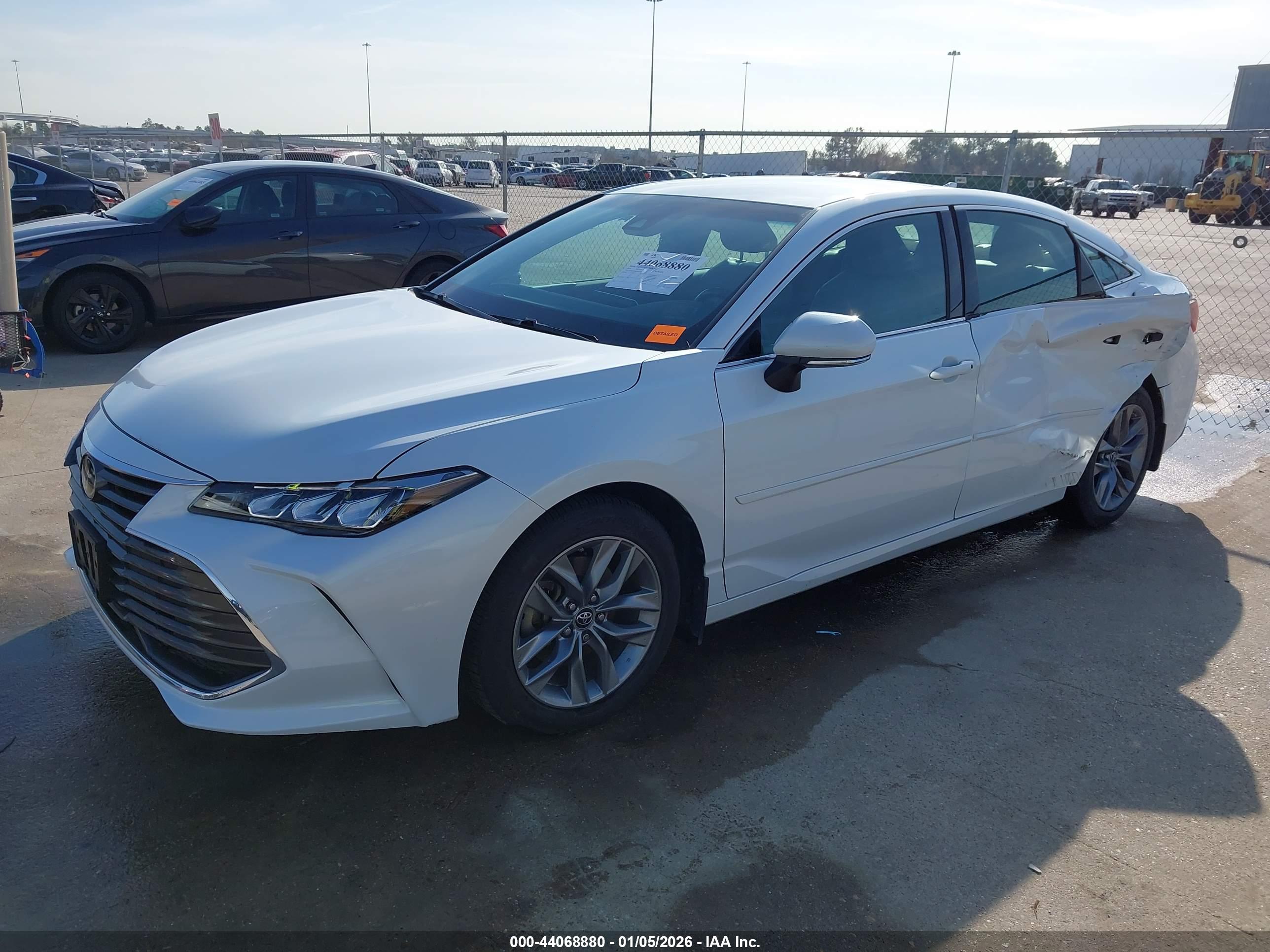 TOYOTA AVALON image 2
