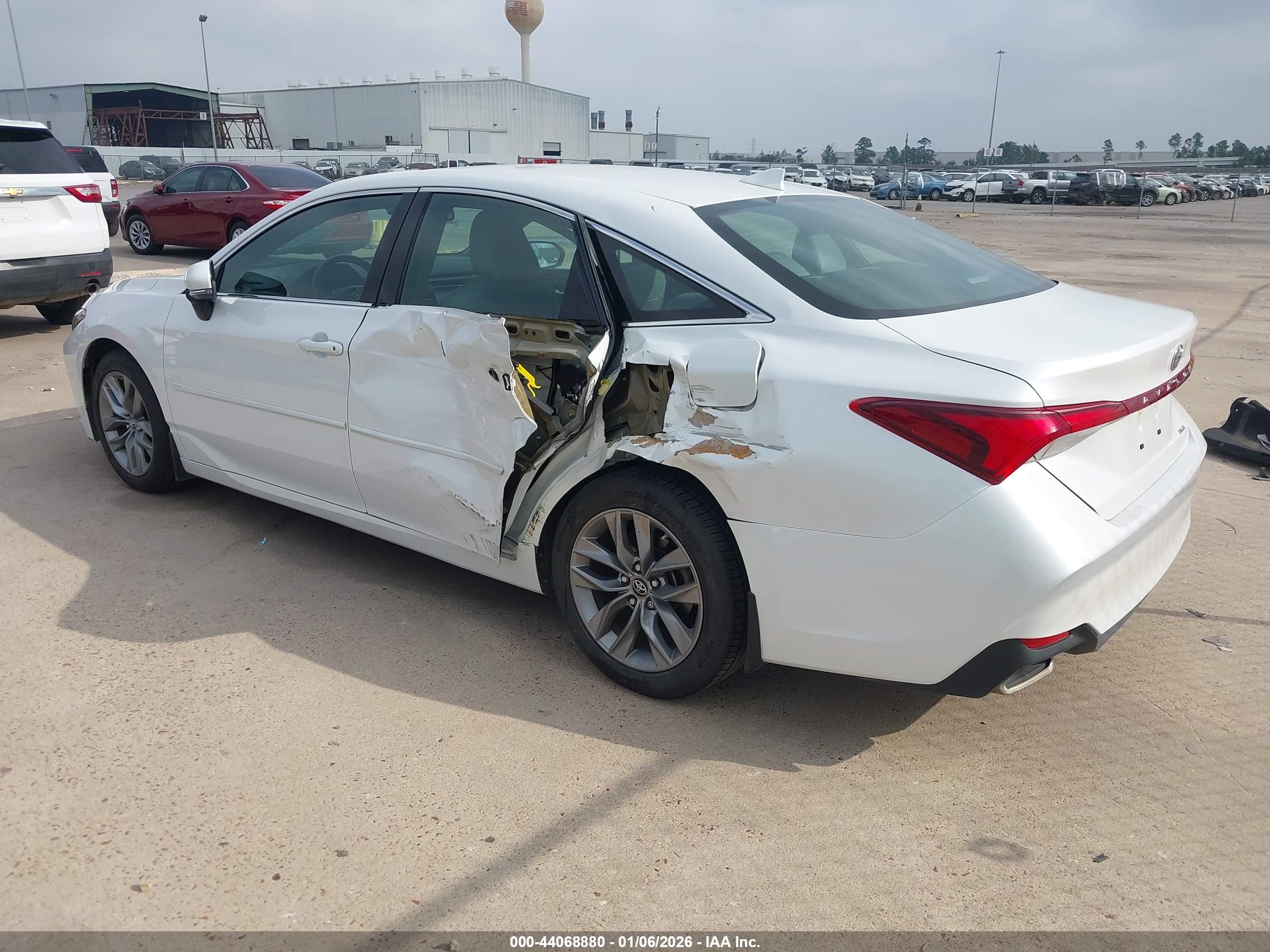TOYOTA AVALON image 3