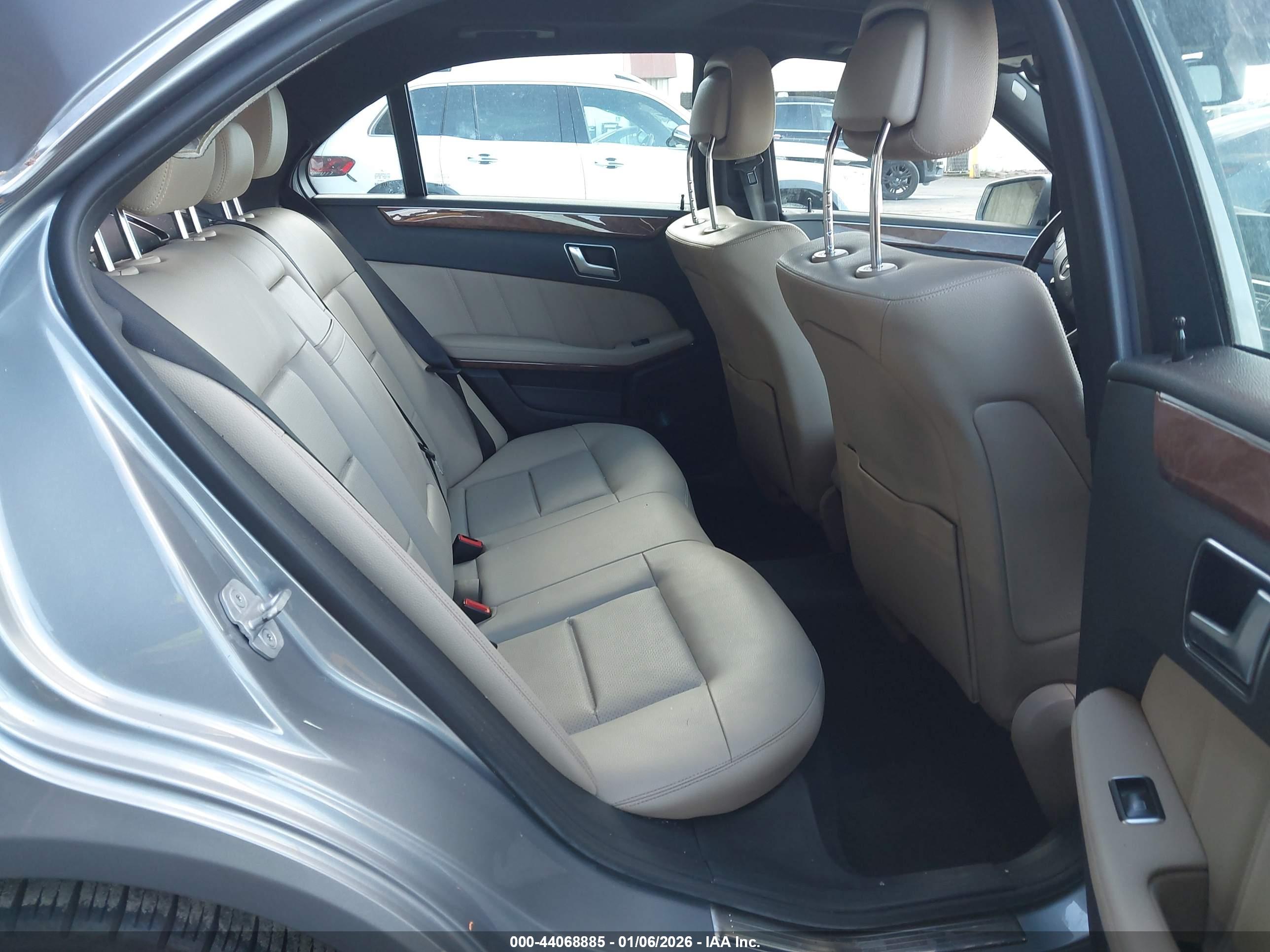 MERCEDES-BENZ E image 8