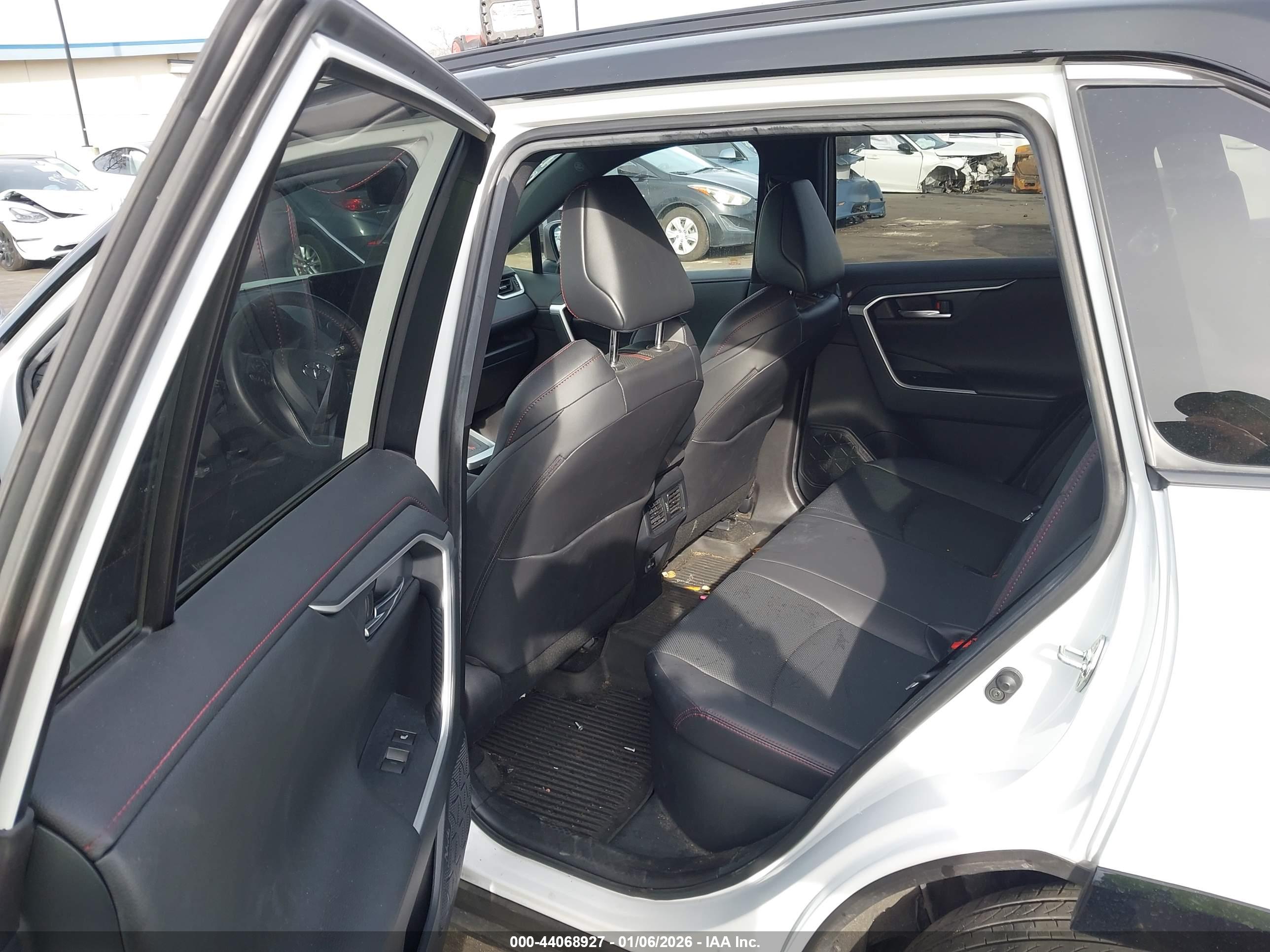 TOYOTA RAV4 image 8