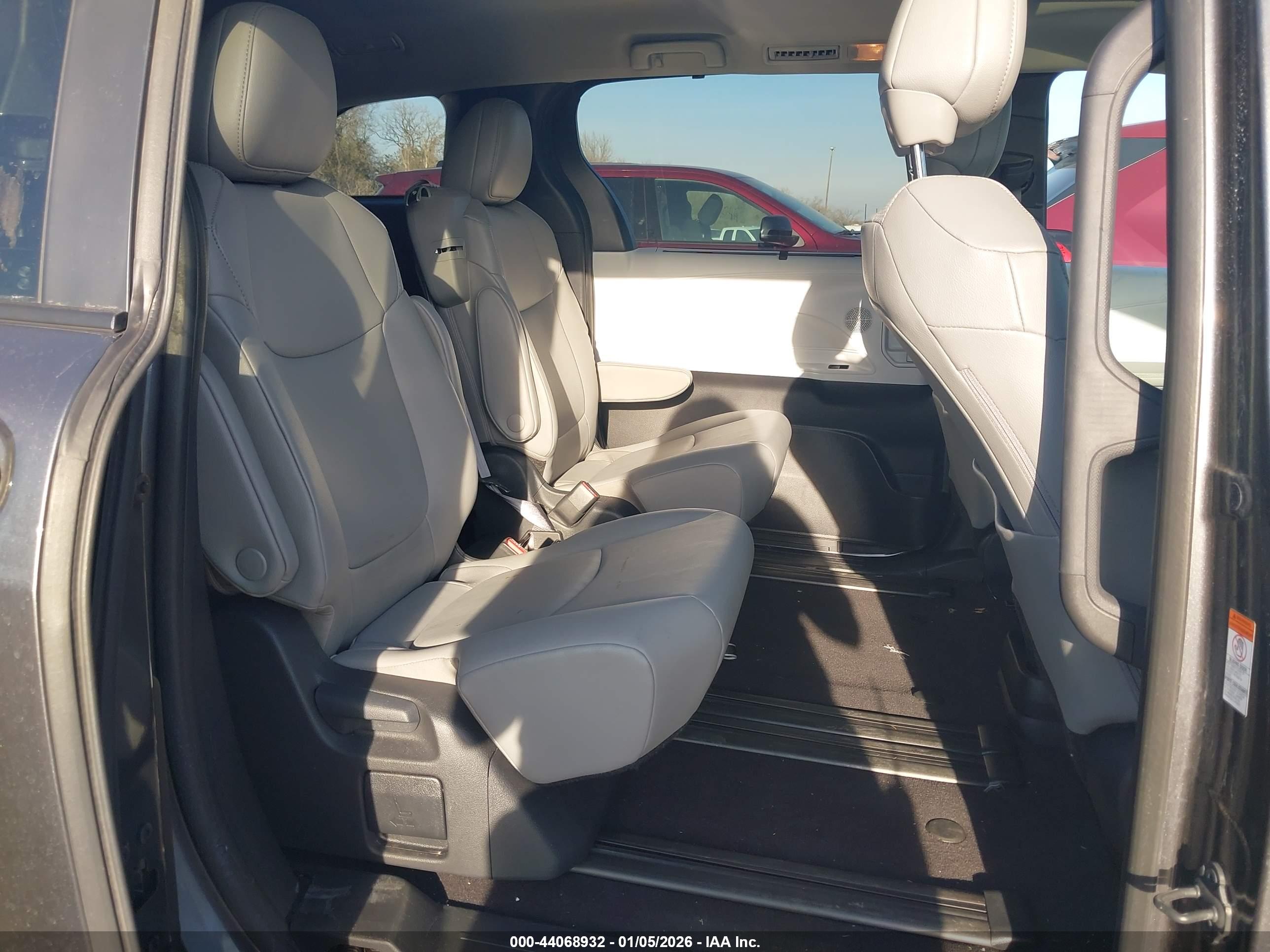 TOYOTA SIENNA image 8