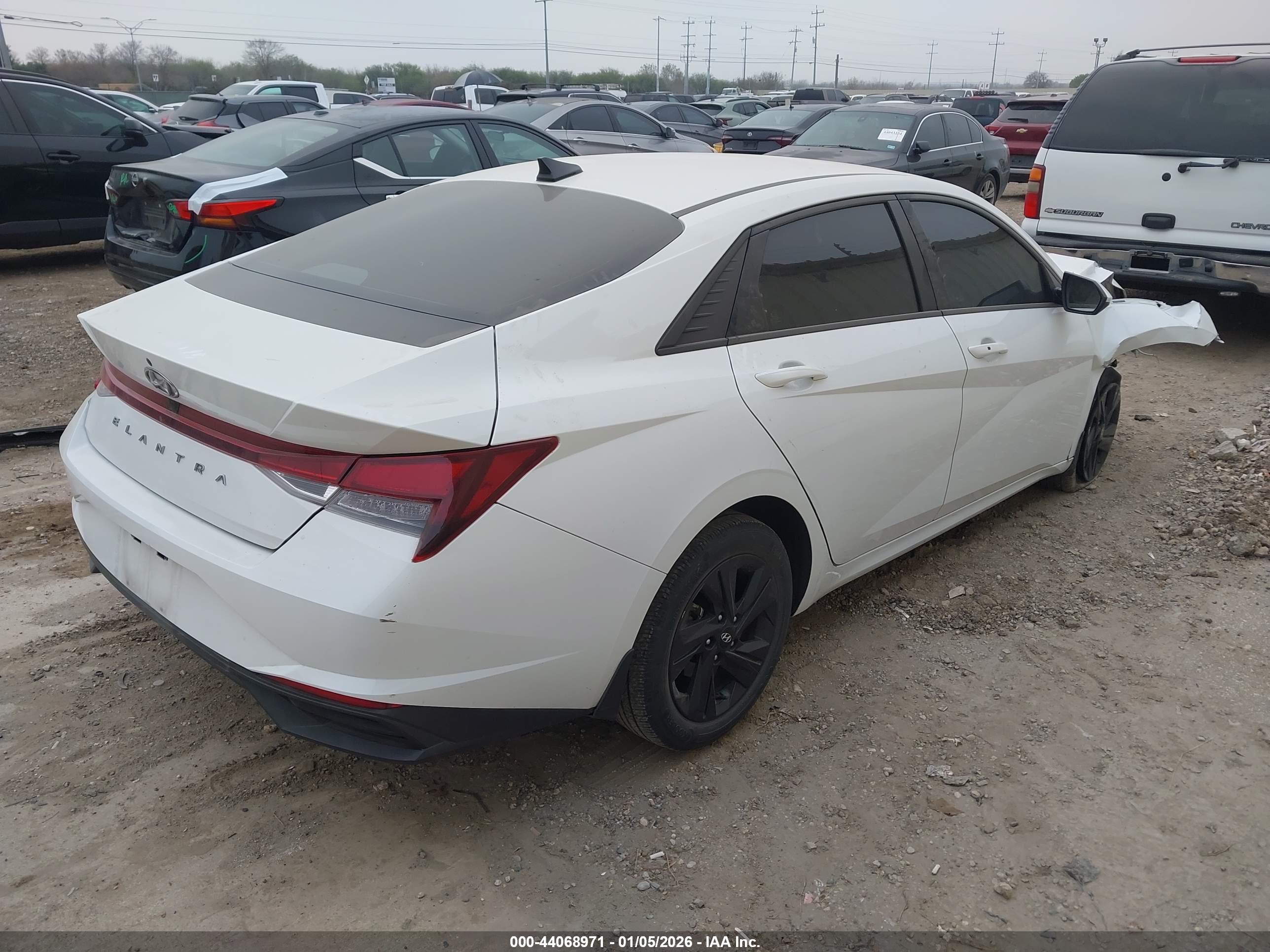 HYUNDAI ELANTRA image 4