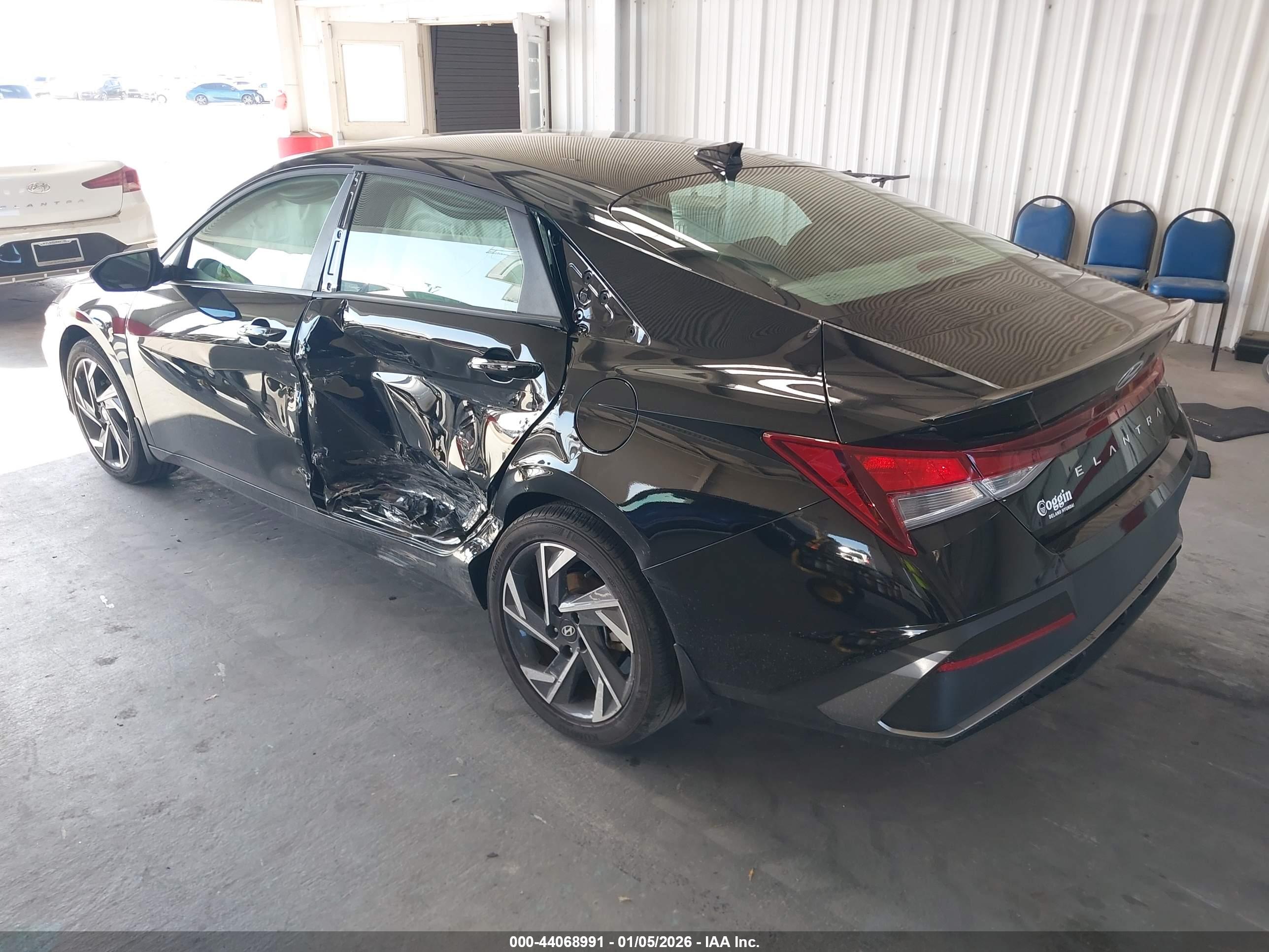 HYUNDAI ELANTRA image 3
