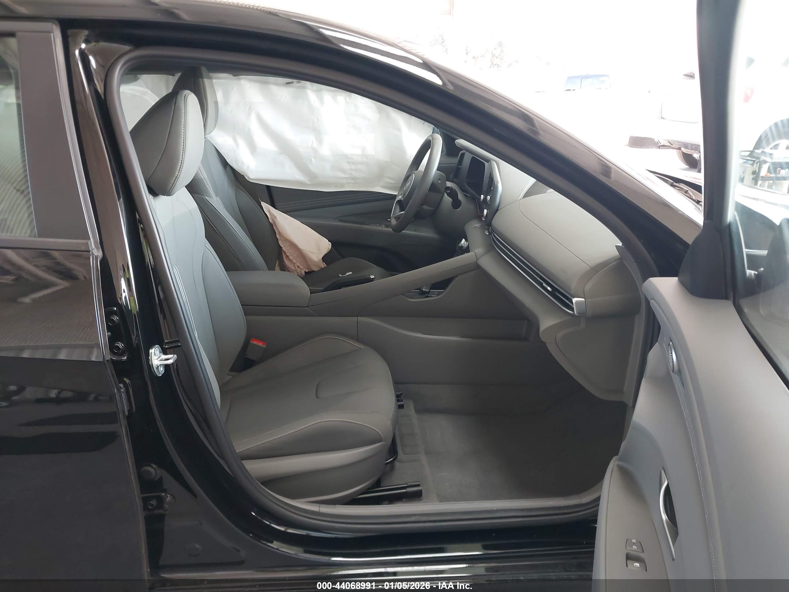 HYUNDAI ELANTRA image 5