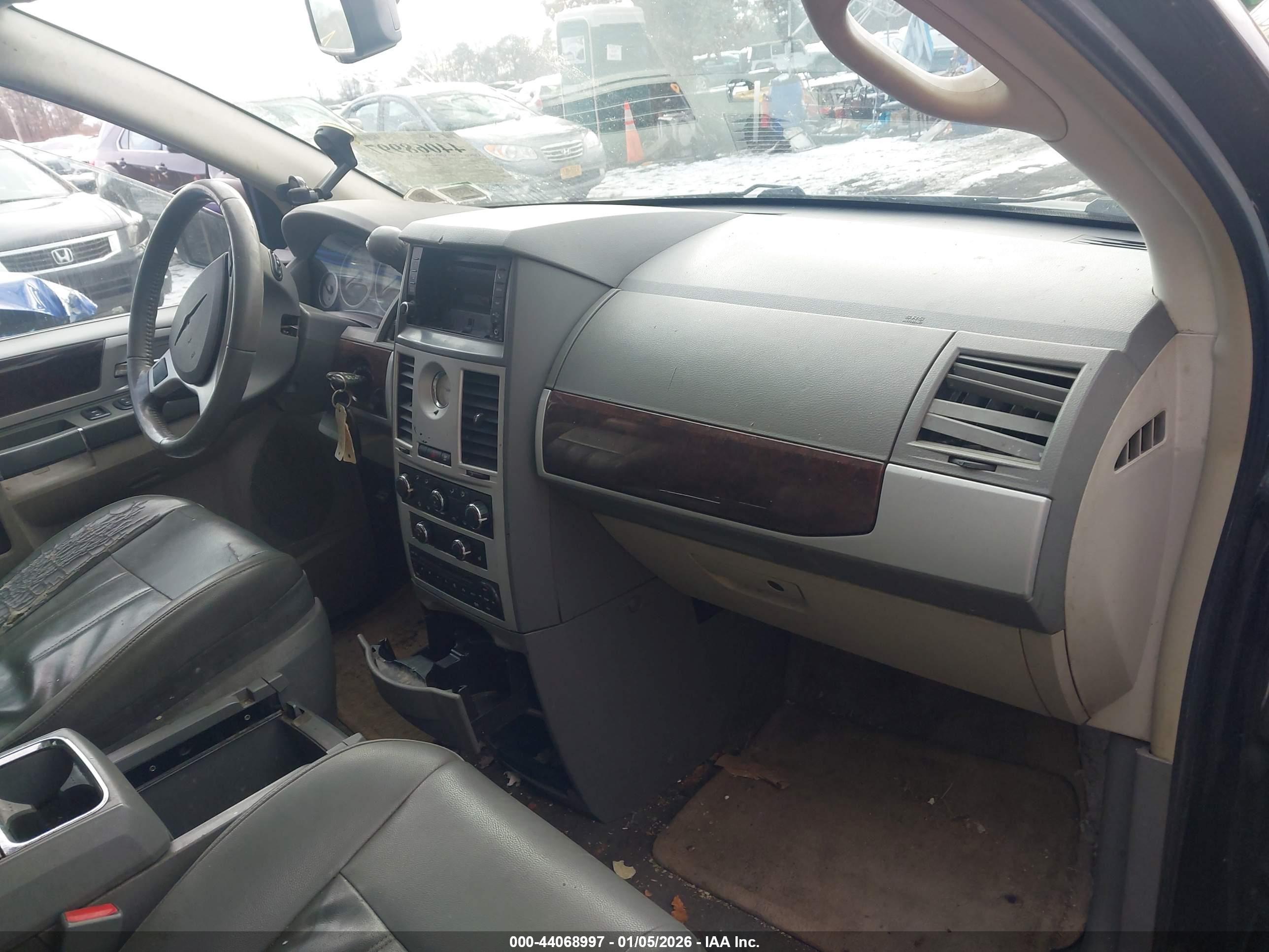 CHRYSLER TOWN image 5