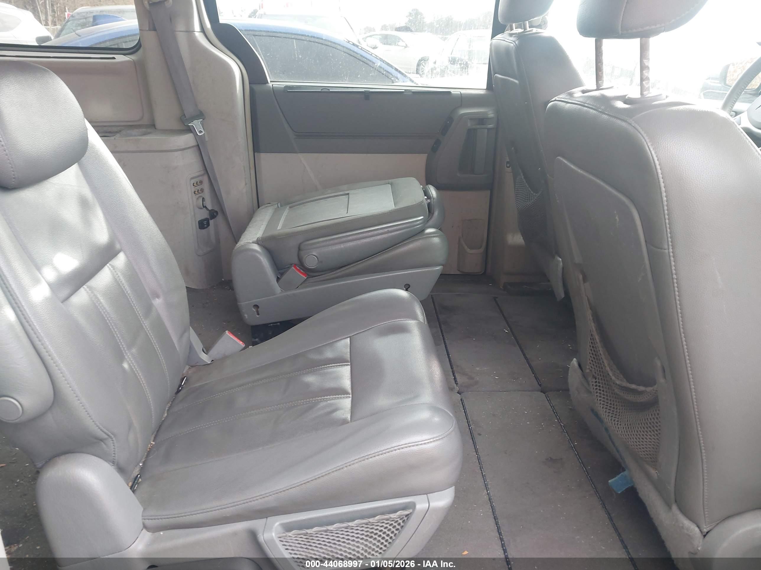 CHRYSLER TOWN image 8