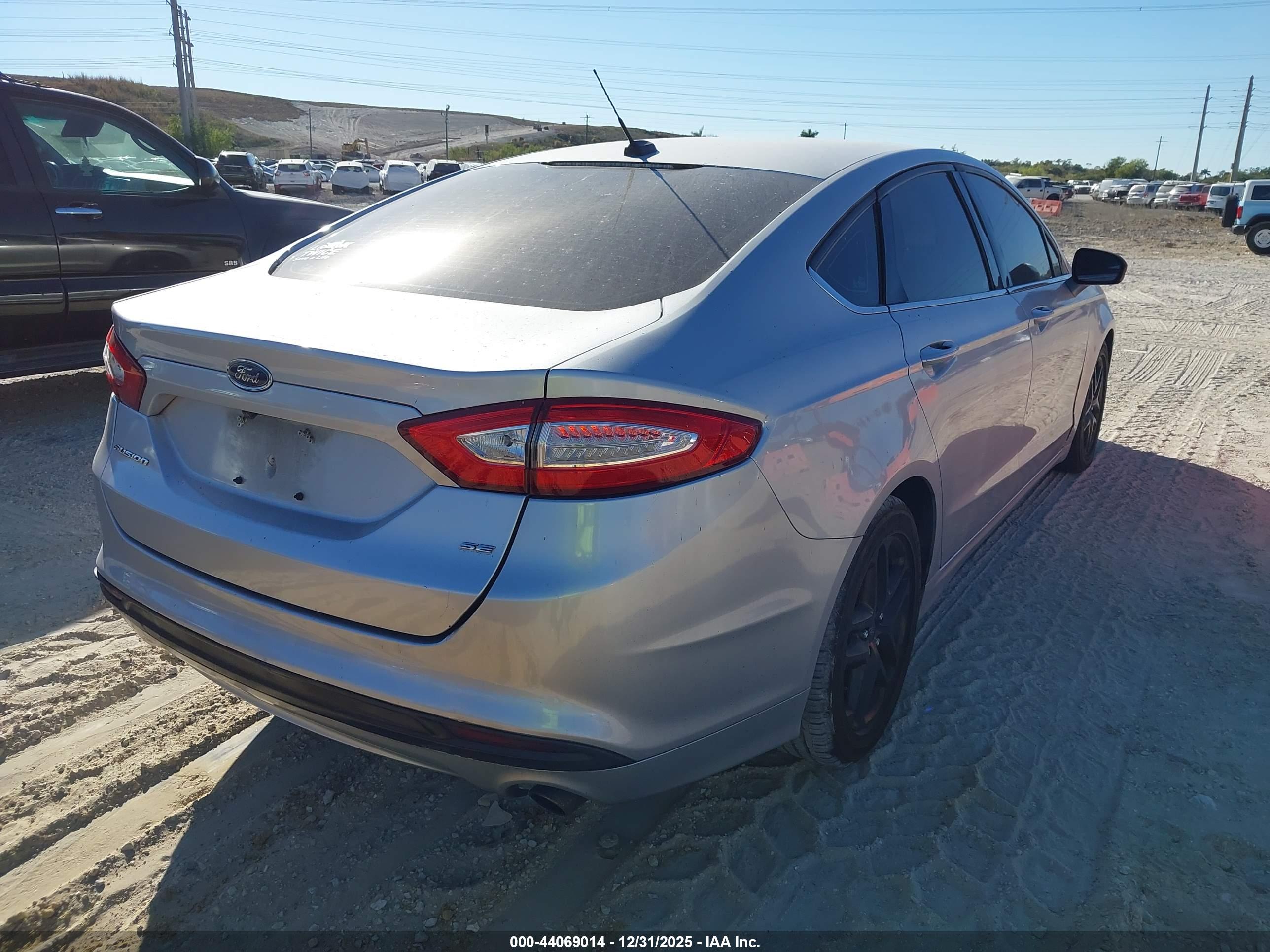 FORD FUSION image 4