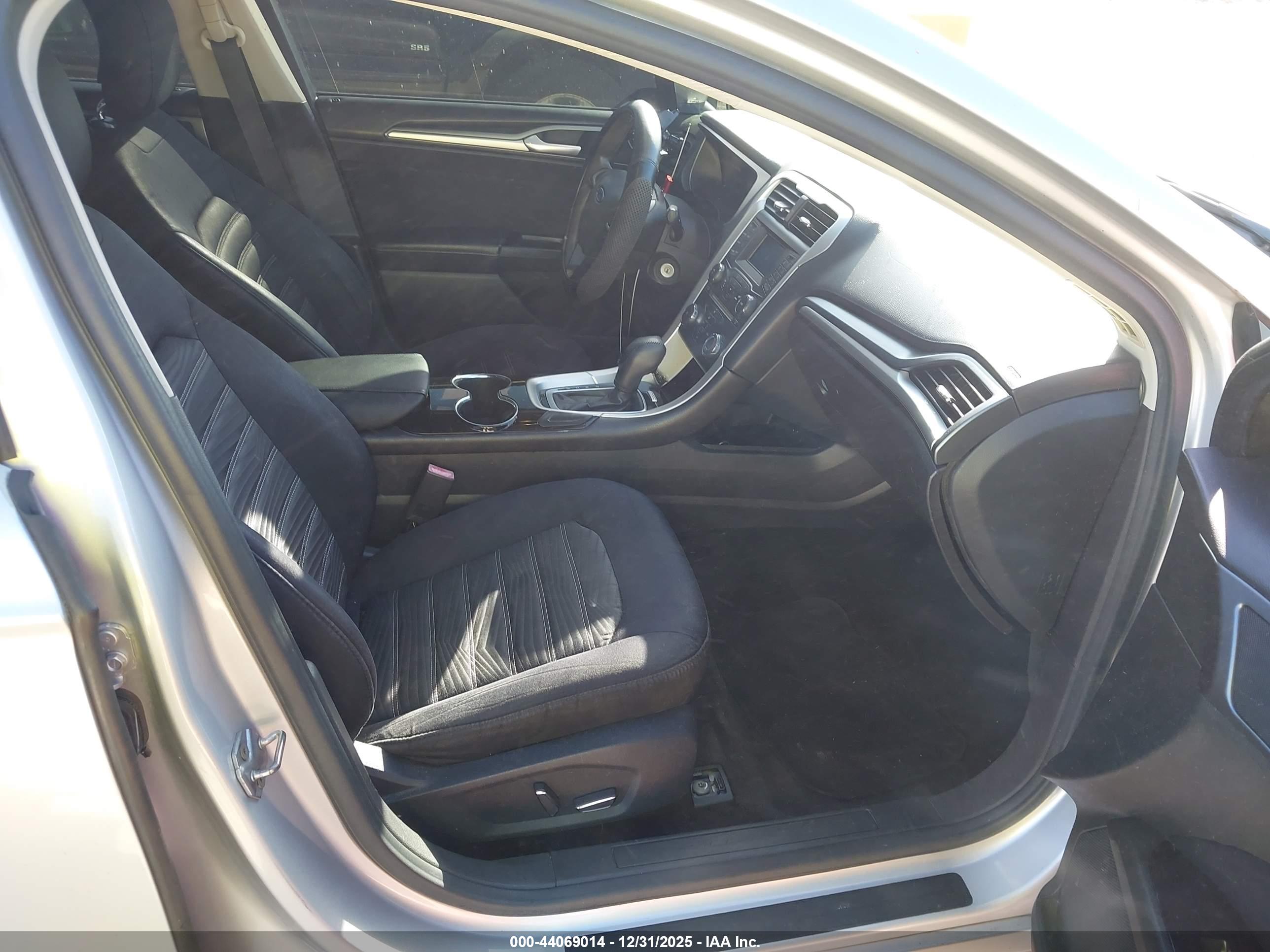 FORD FUSION image 5