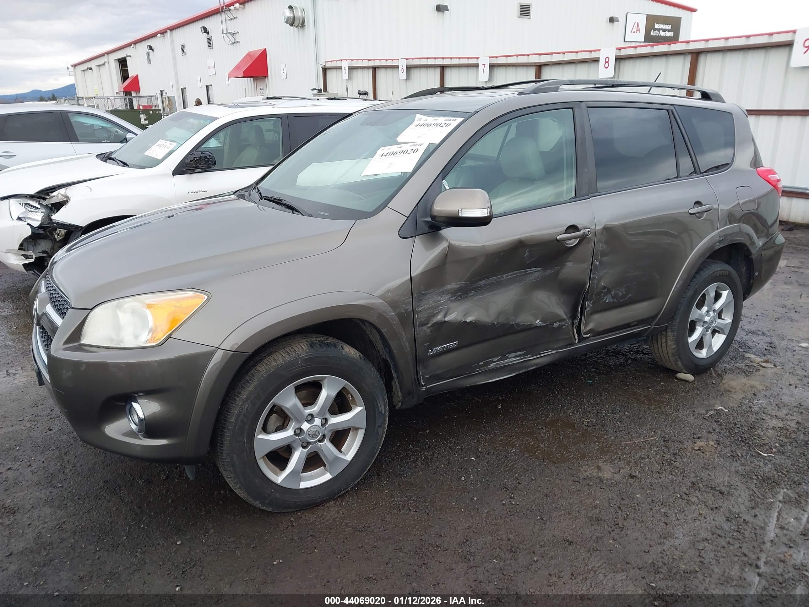 TOYOTA RAV4 image 2