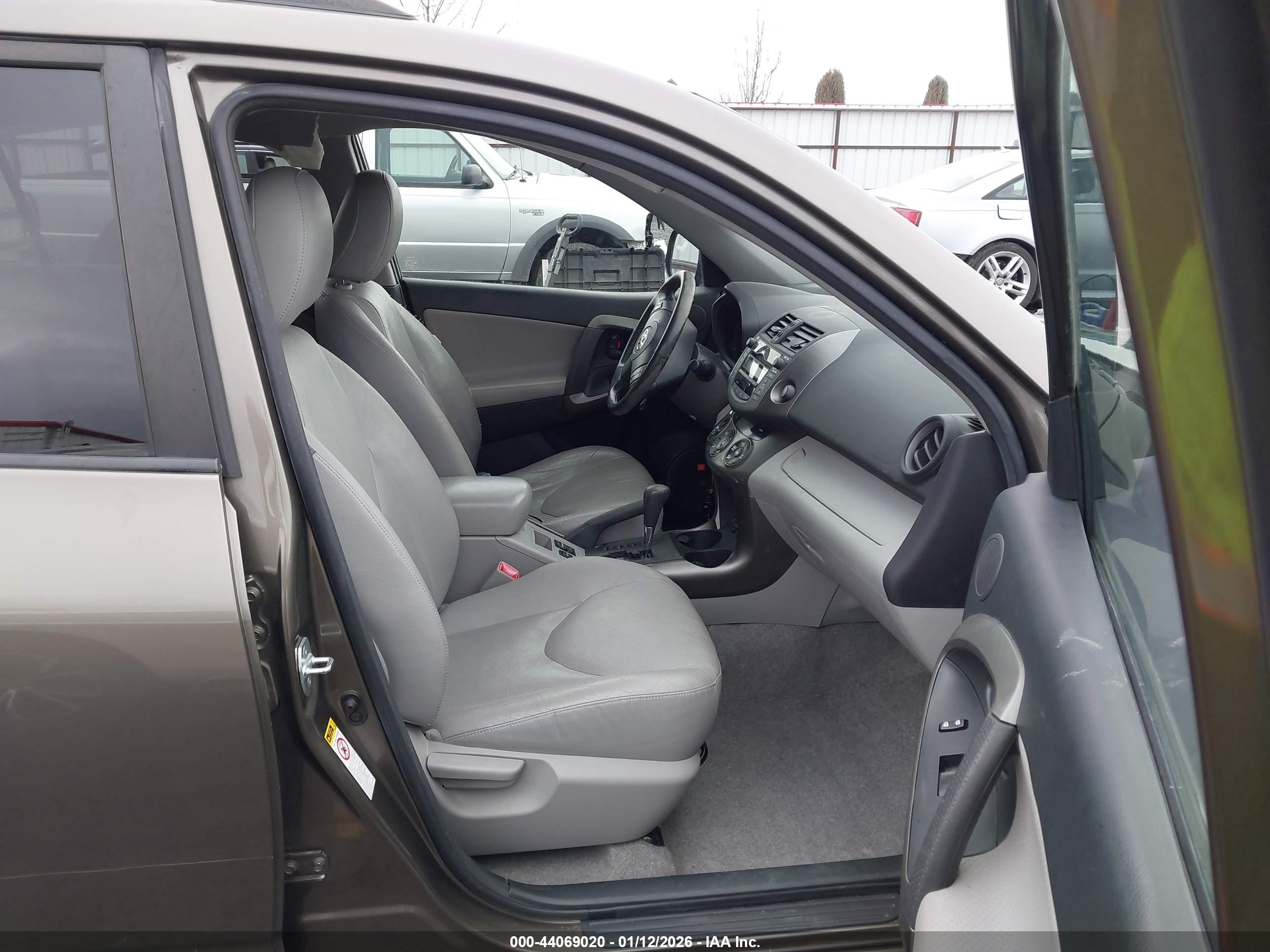 TOYOTA RAV4 image 5