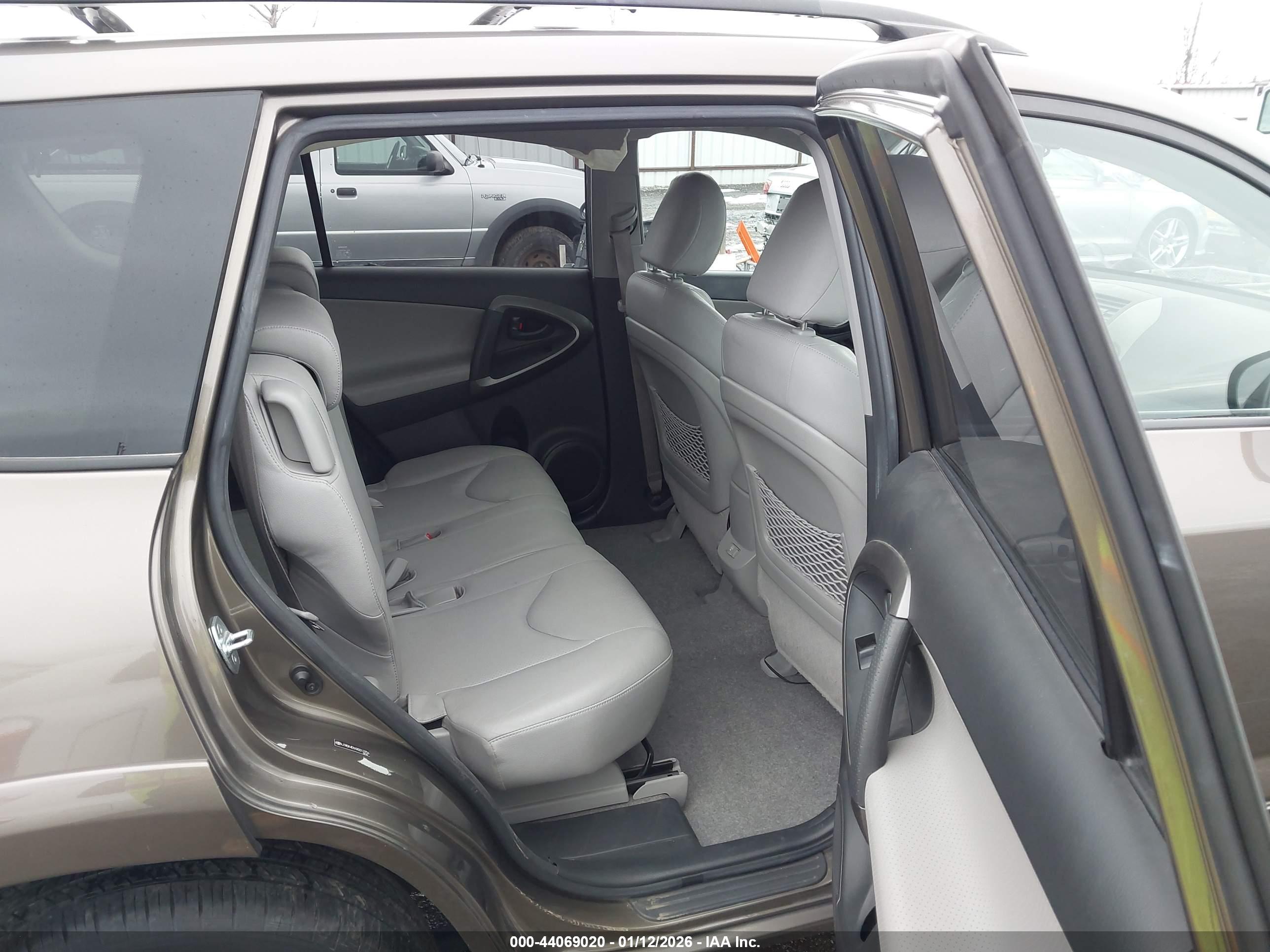 TOYOTA RAV4 image 8