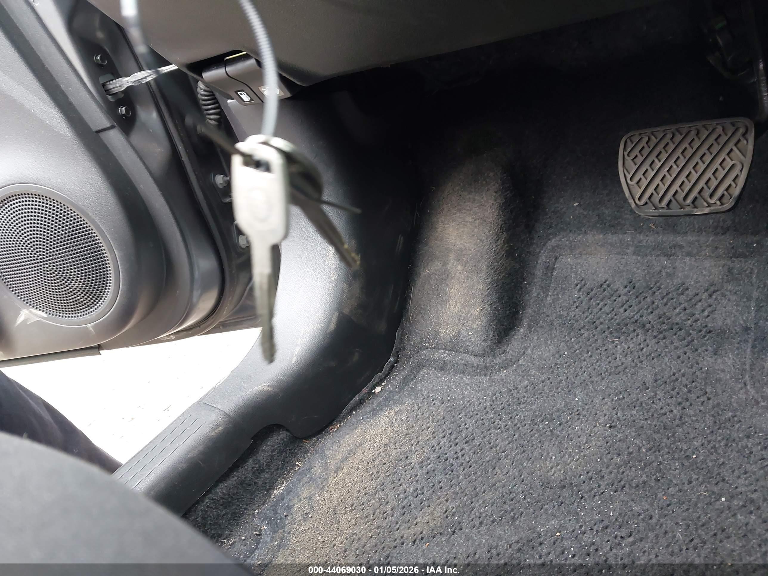 NISSAN VERSA image 11