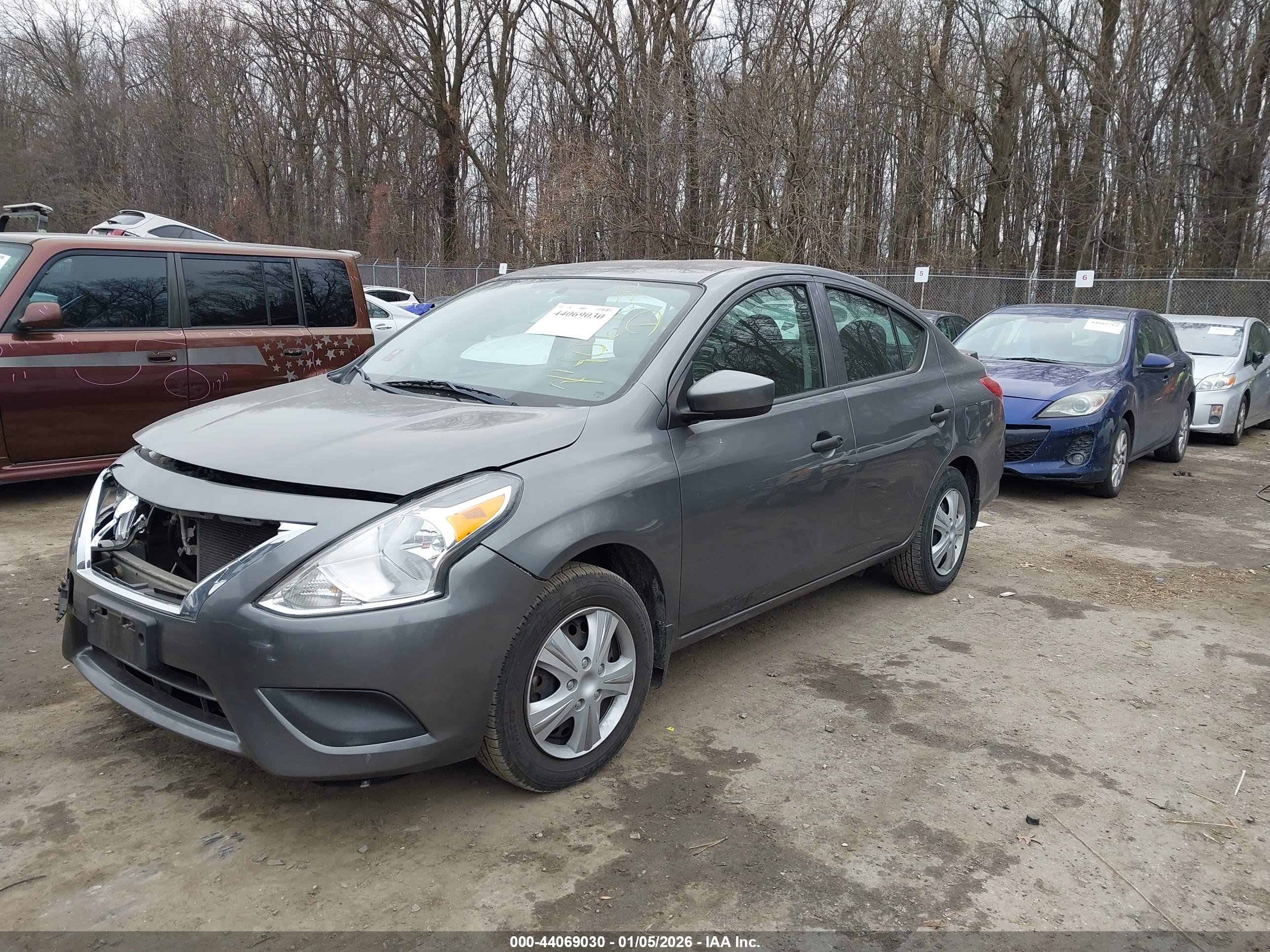 NISSAN VERSA image 2