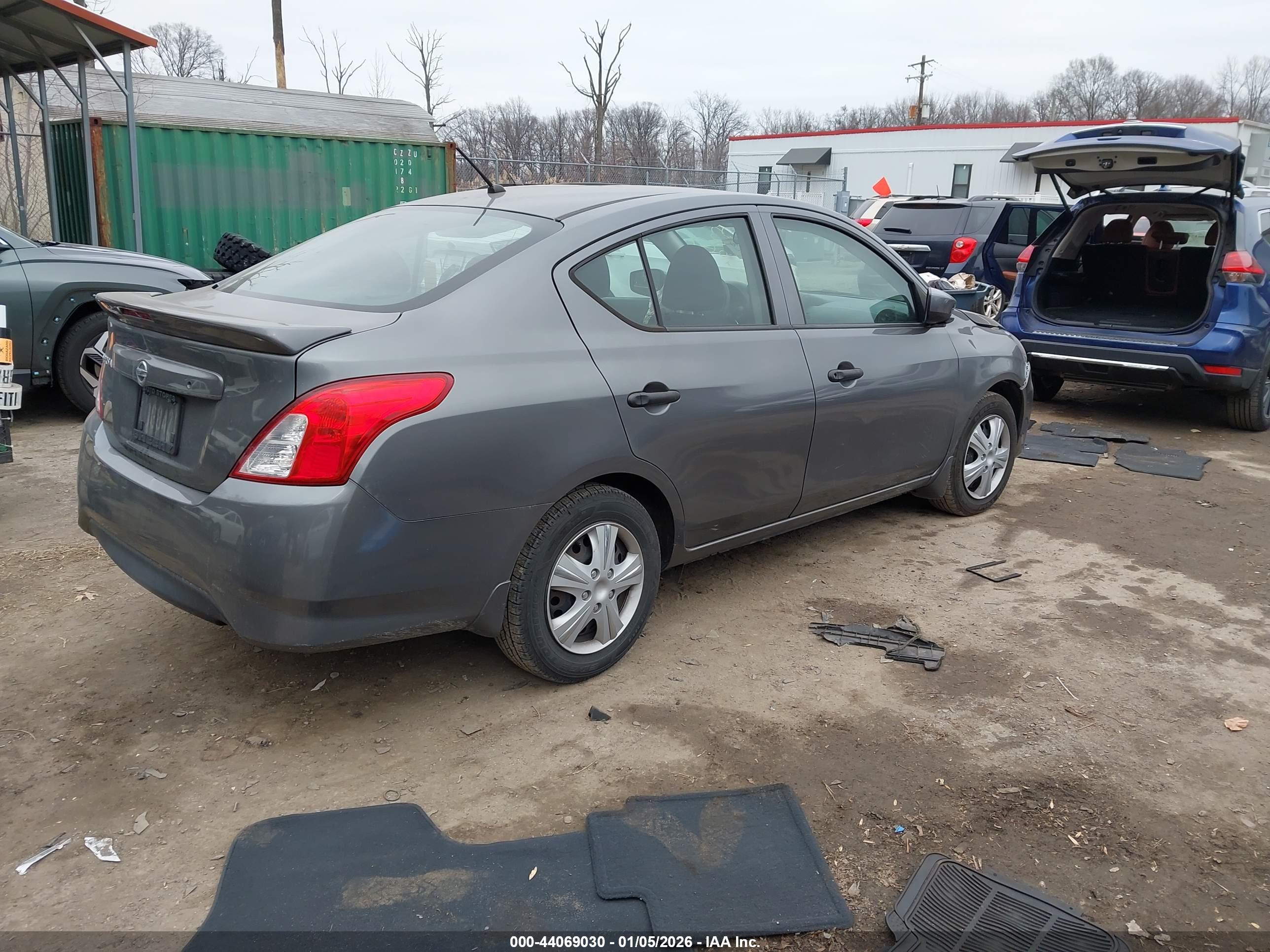 NISSAN VERSA image 4