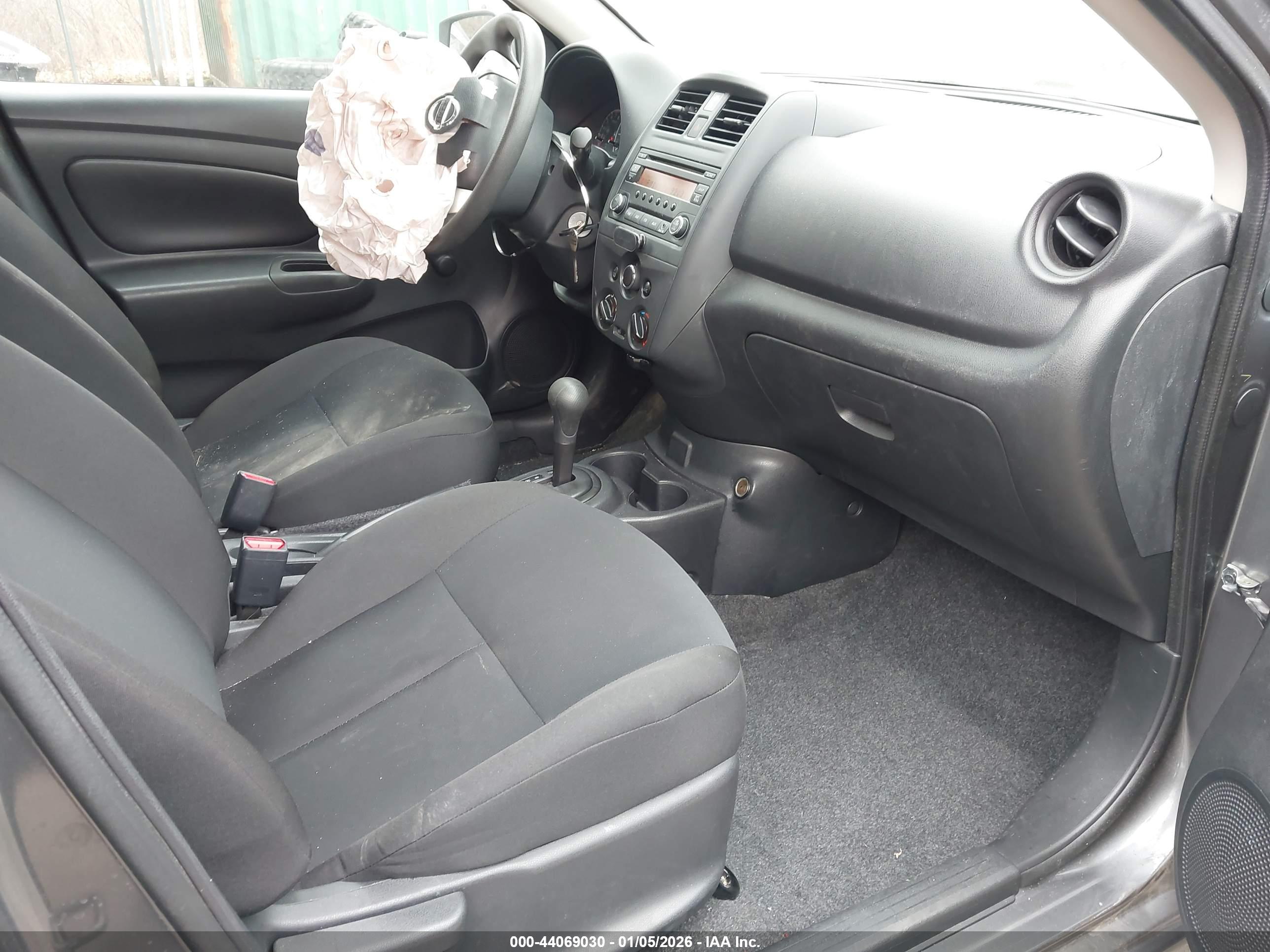 NISSAN VERSA image 5