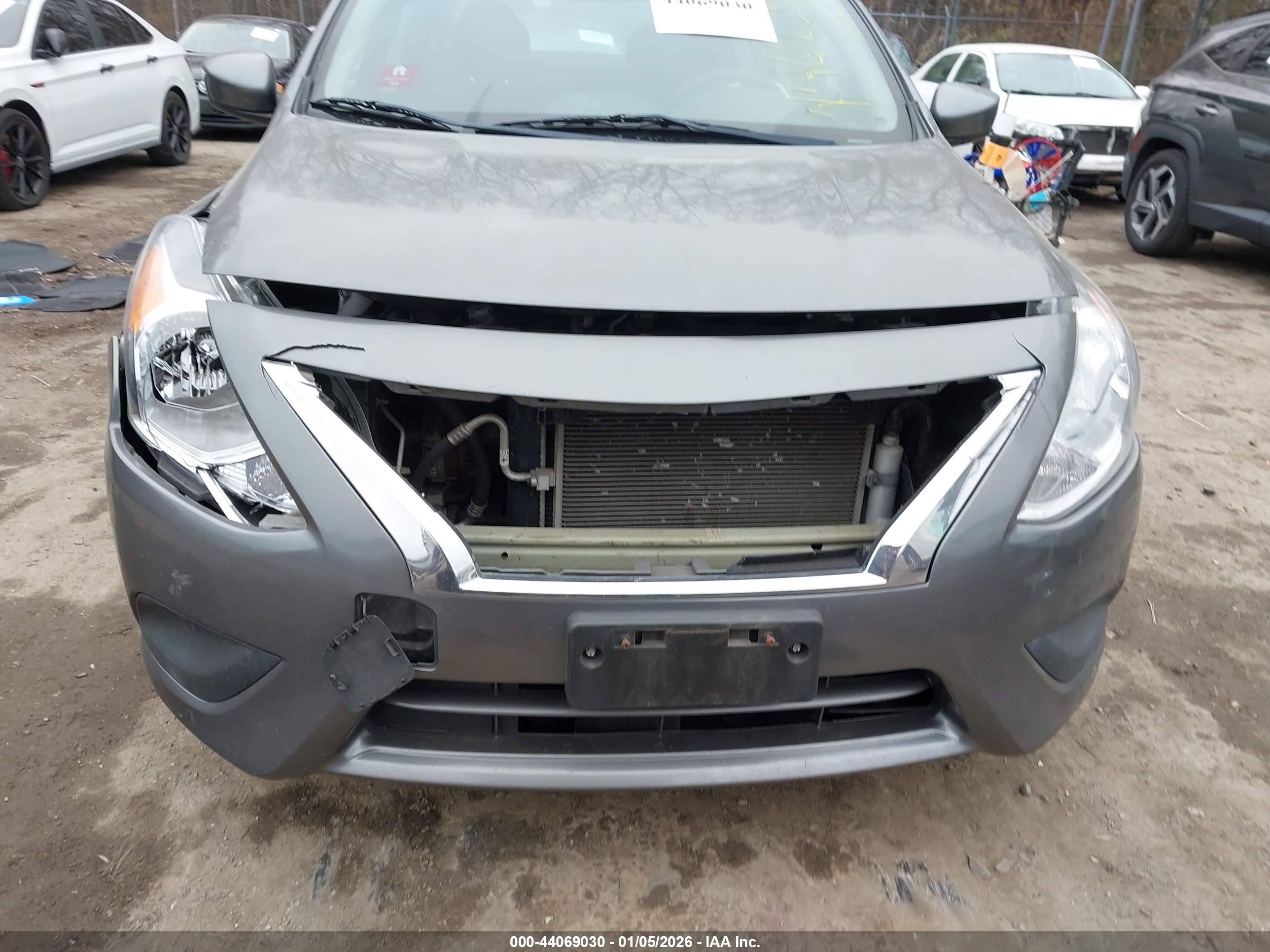 NISSAN VERSA image 6