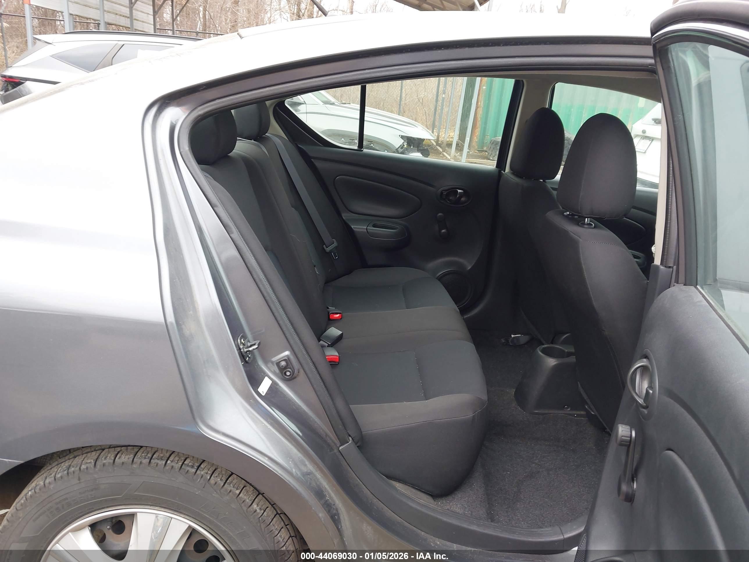 NISSAN VERSA image 8