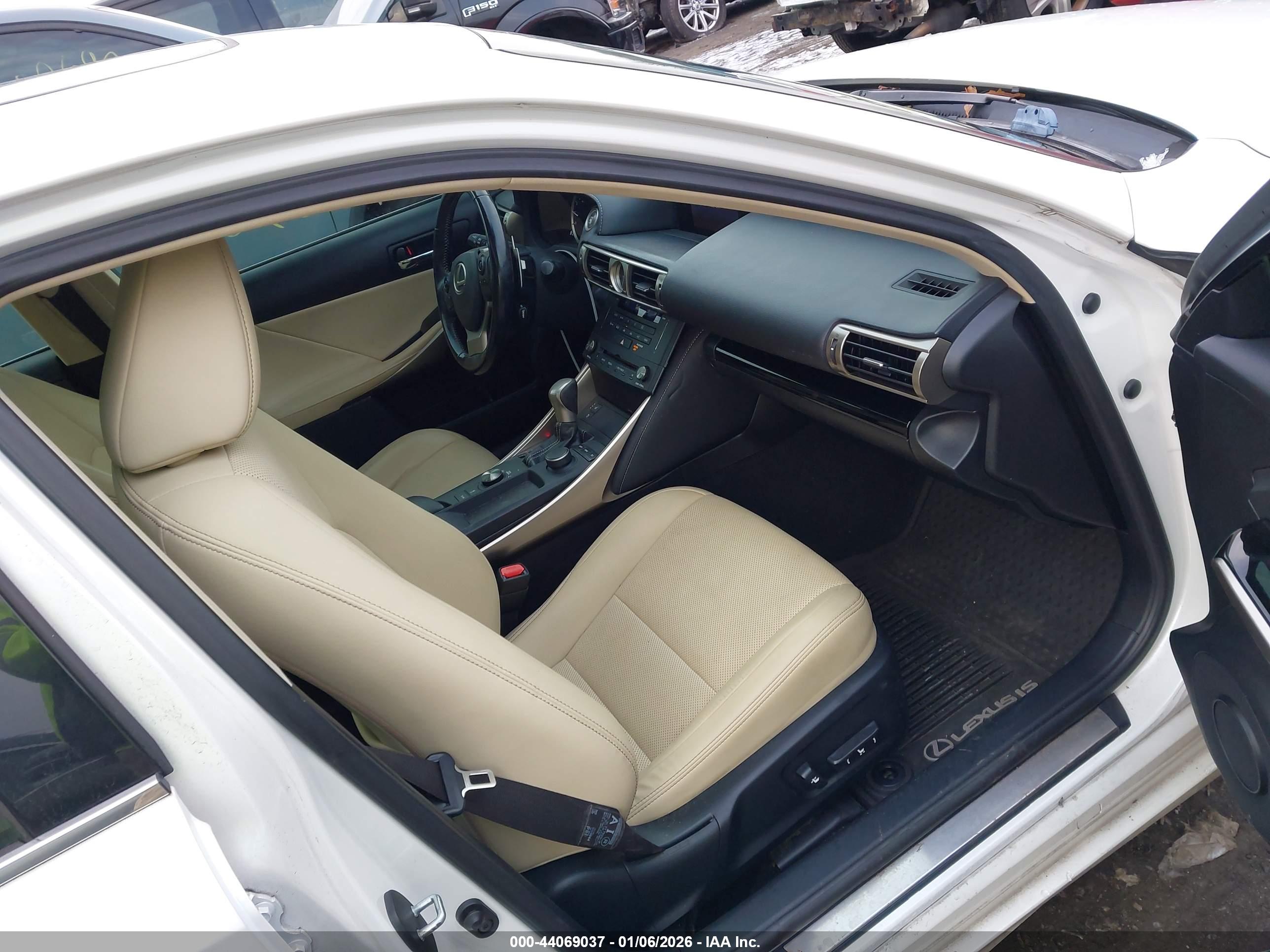 LEXUS IS image 5