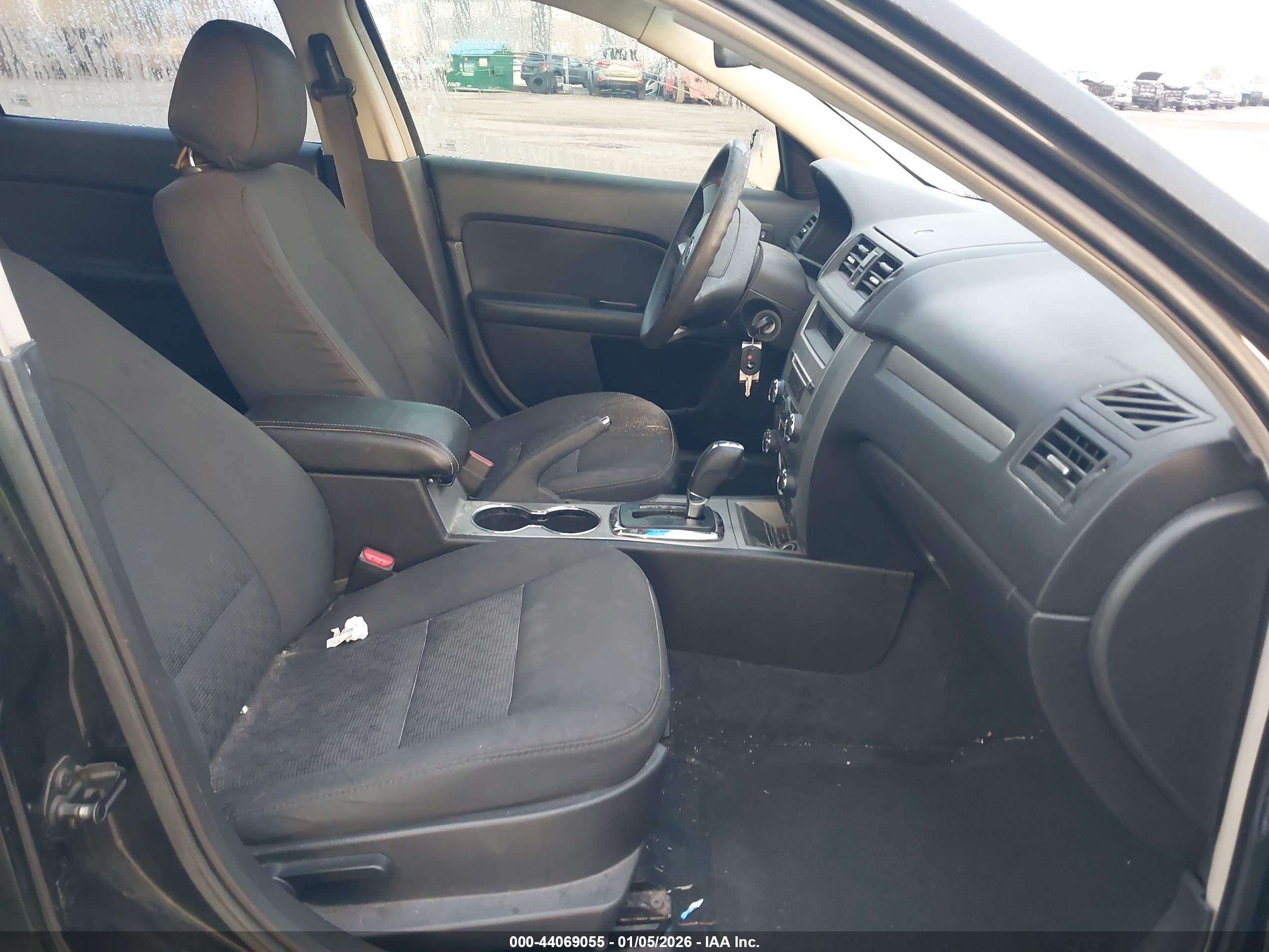 FORD FUSION image 5