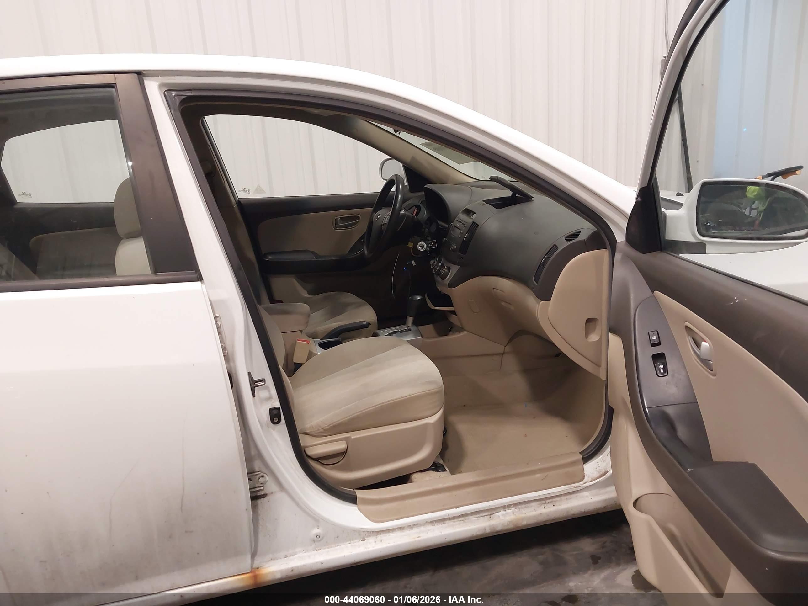 HYUNDAI ELANTRA image 5