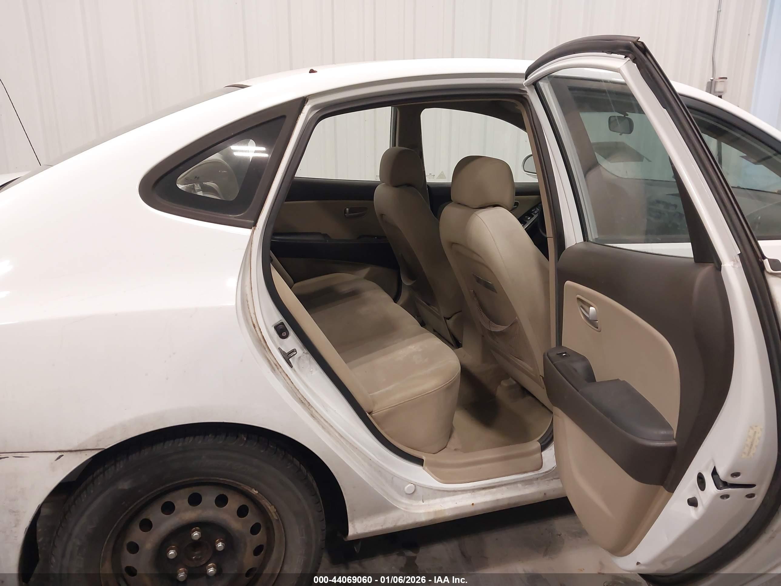 HYUNDAI ELANTRA image 8