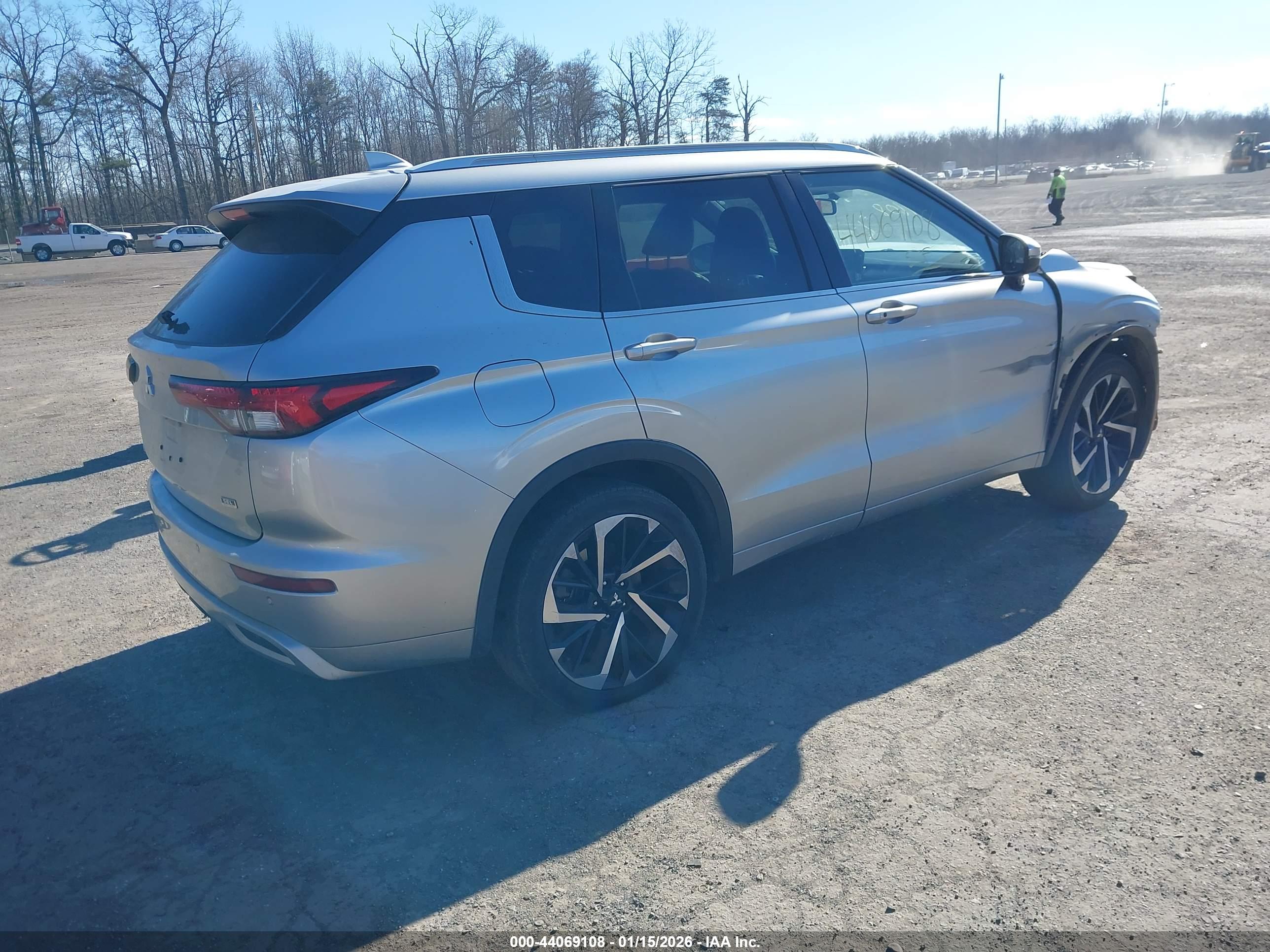 MITSUBISHI OUTLANDER image 4