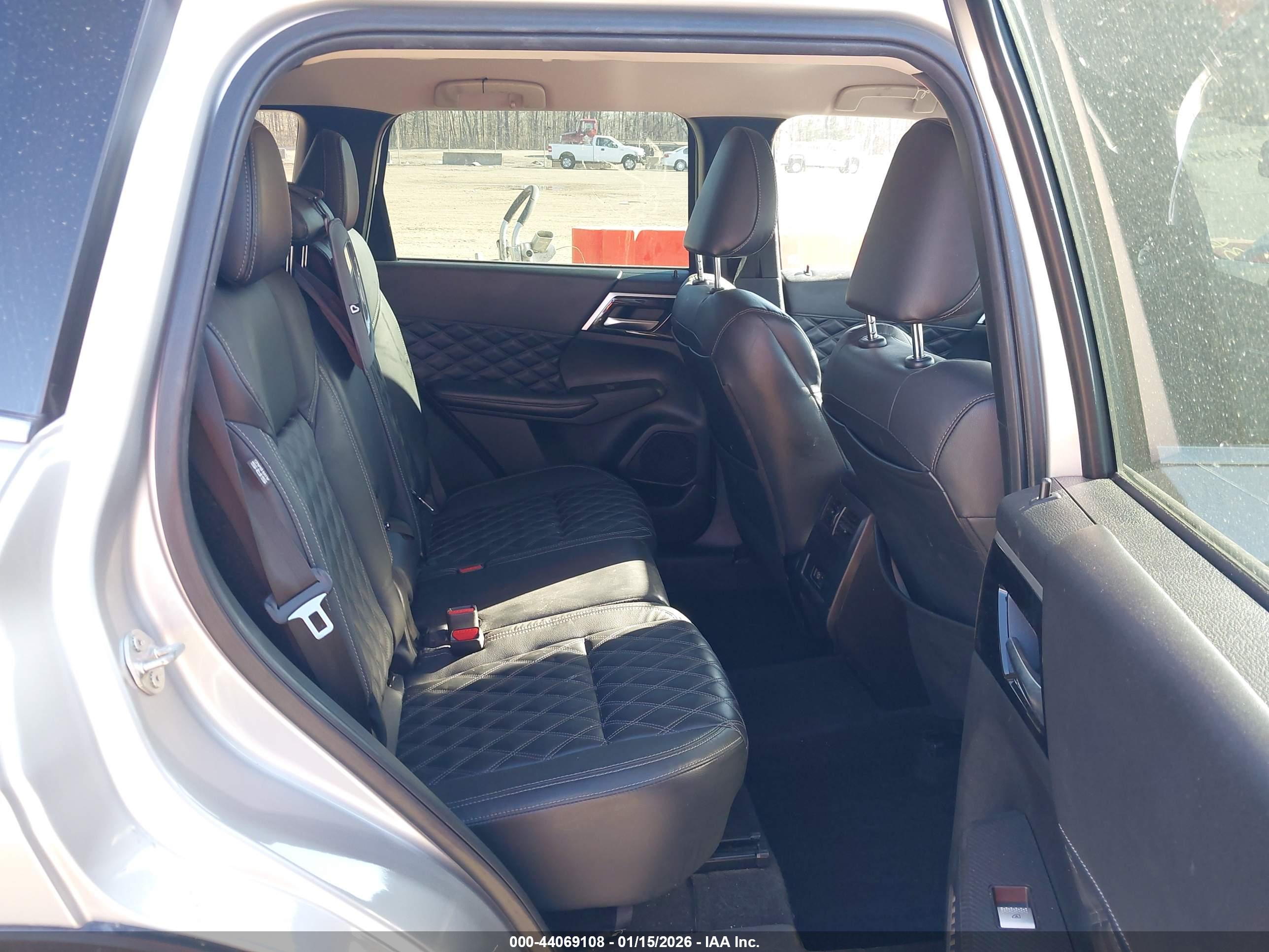 MITSUBISHI OUTLANDER image 8