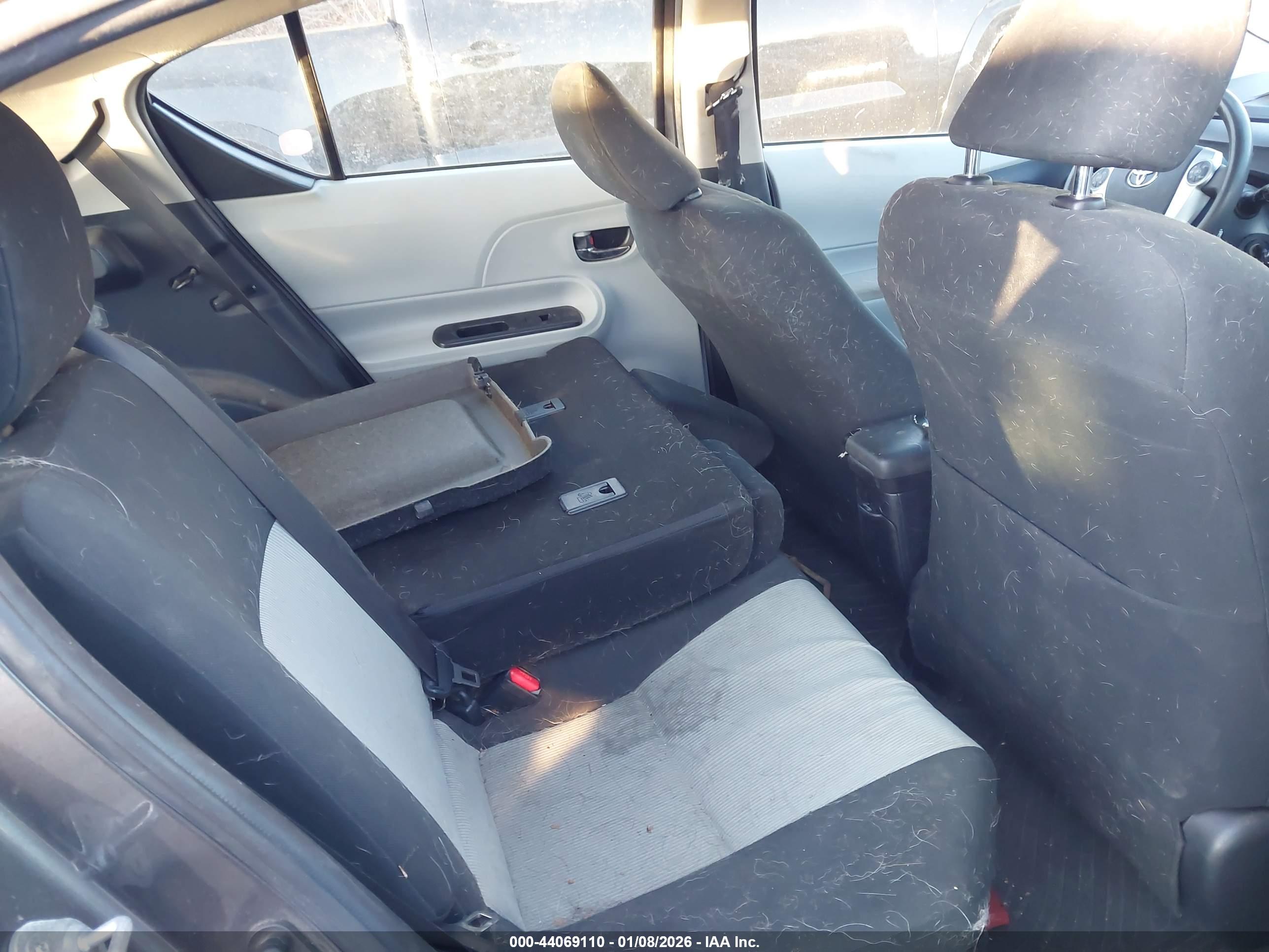TOYOTA PRIUS image 8
