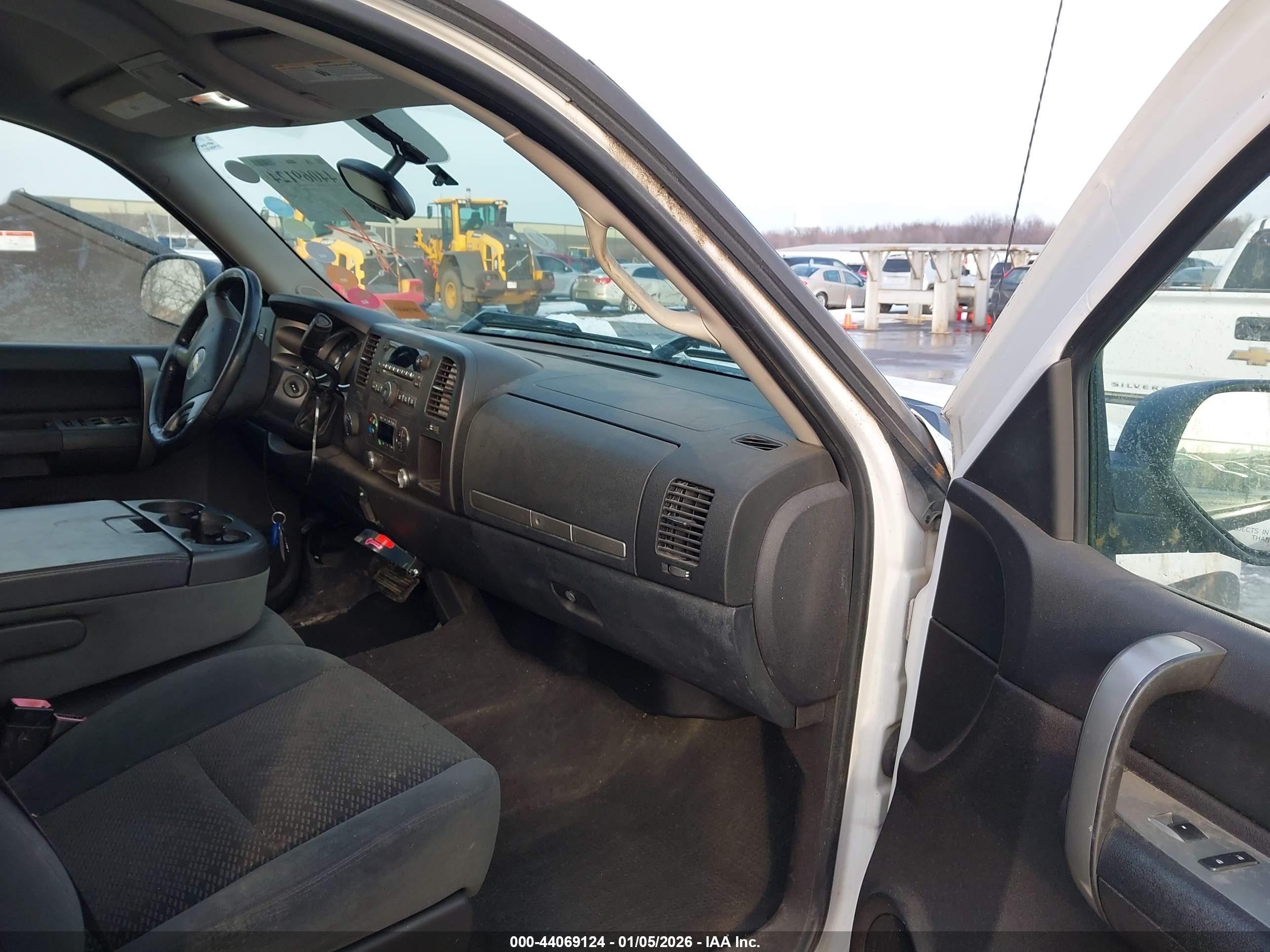 CHEVROLET SILVERADO image 5