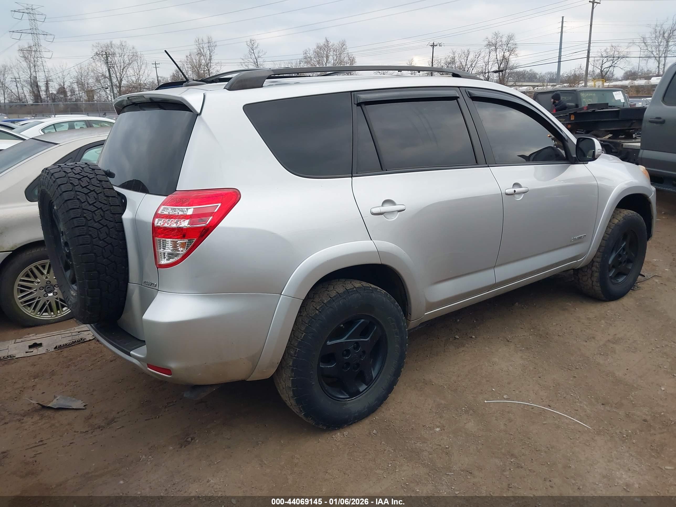 TOYOTA RAV4 image 4