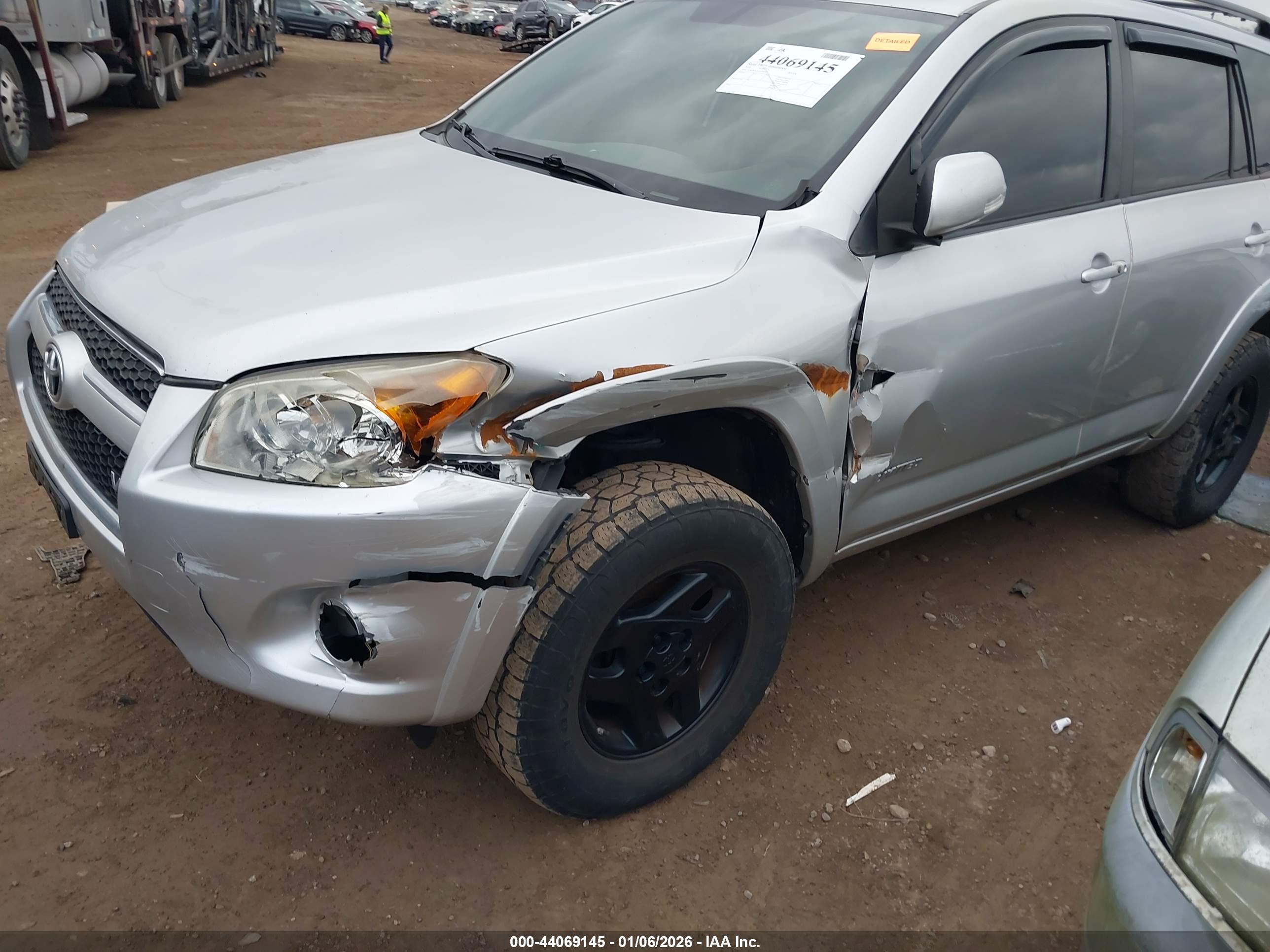 TOYOTA RAV4 image 6
