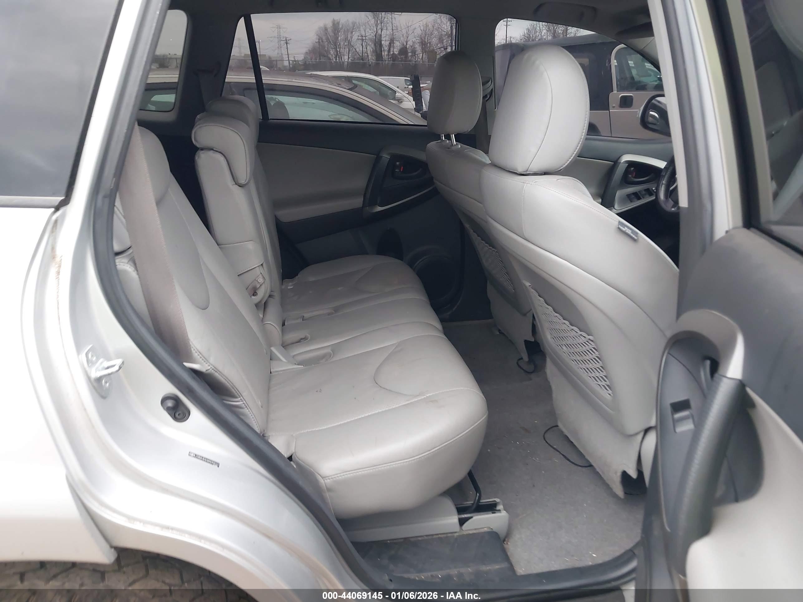 TOYOTA RAV4 image 8