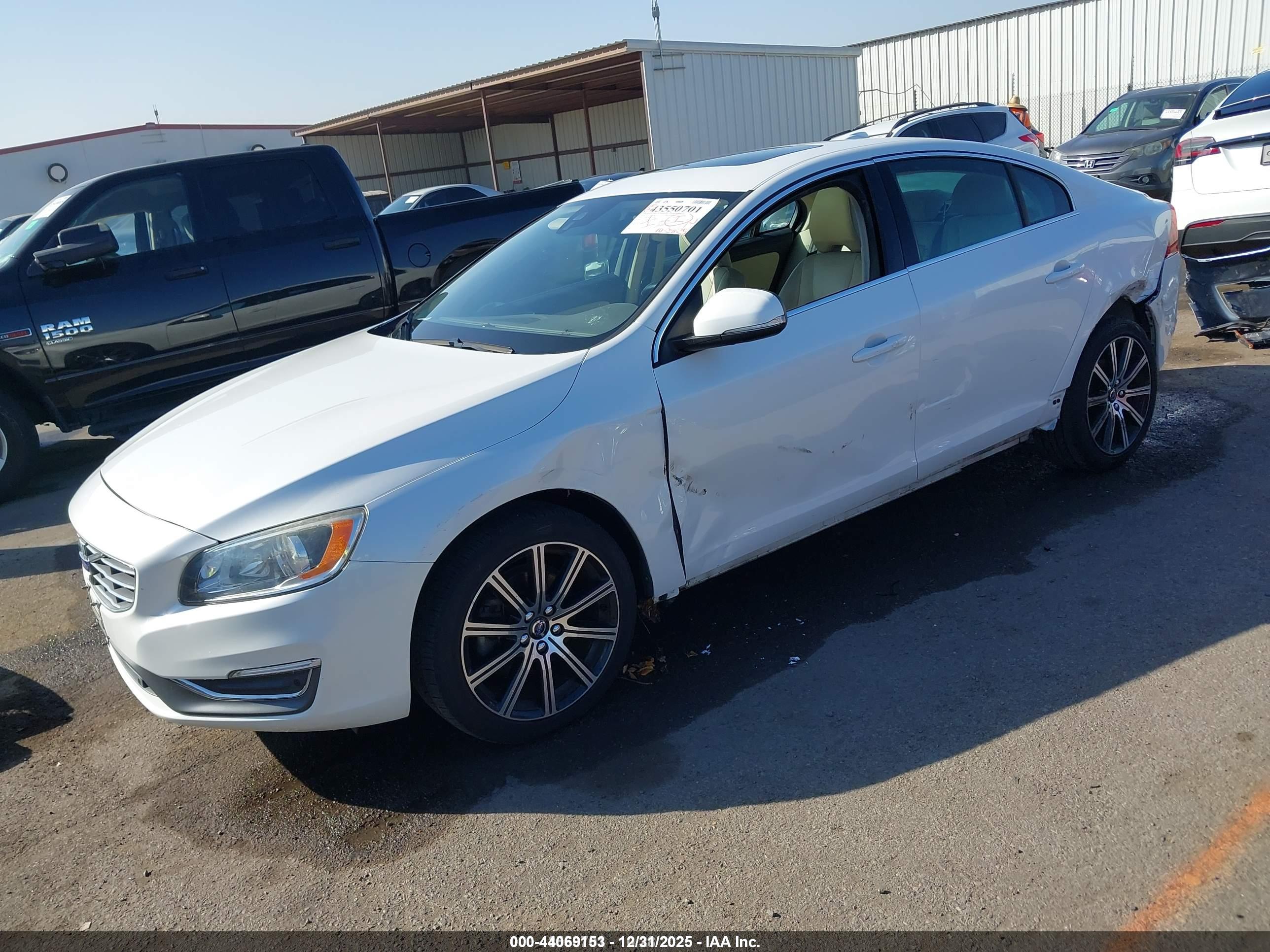 VOLVO S60 image 2
