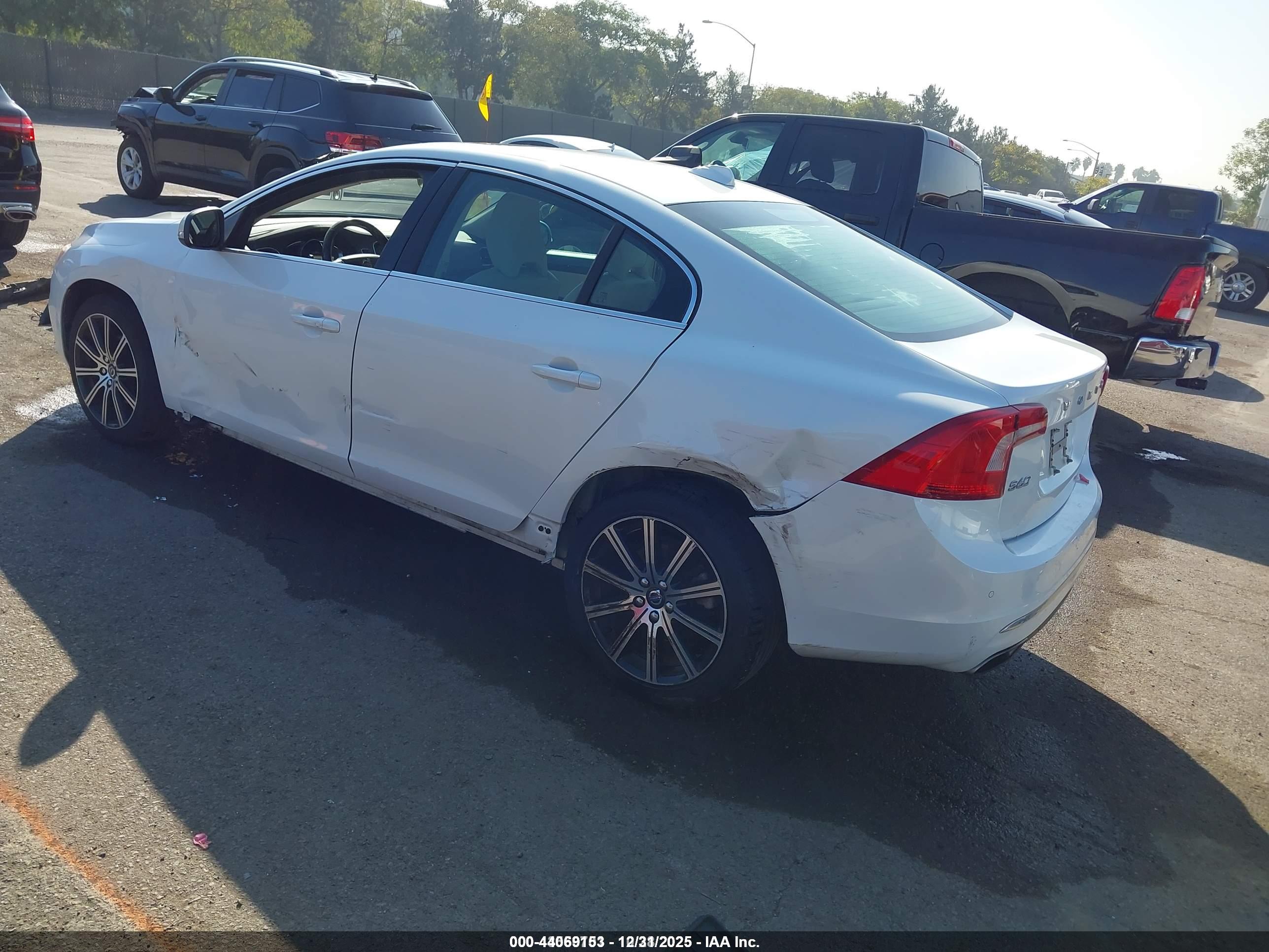VOLVO S60 image 3