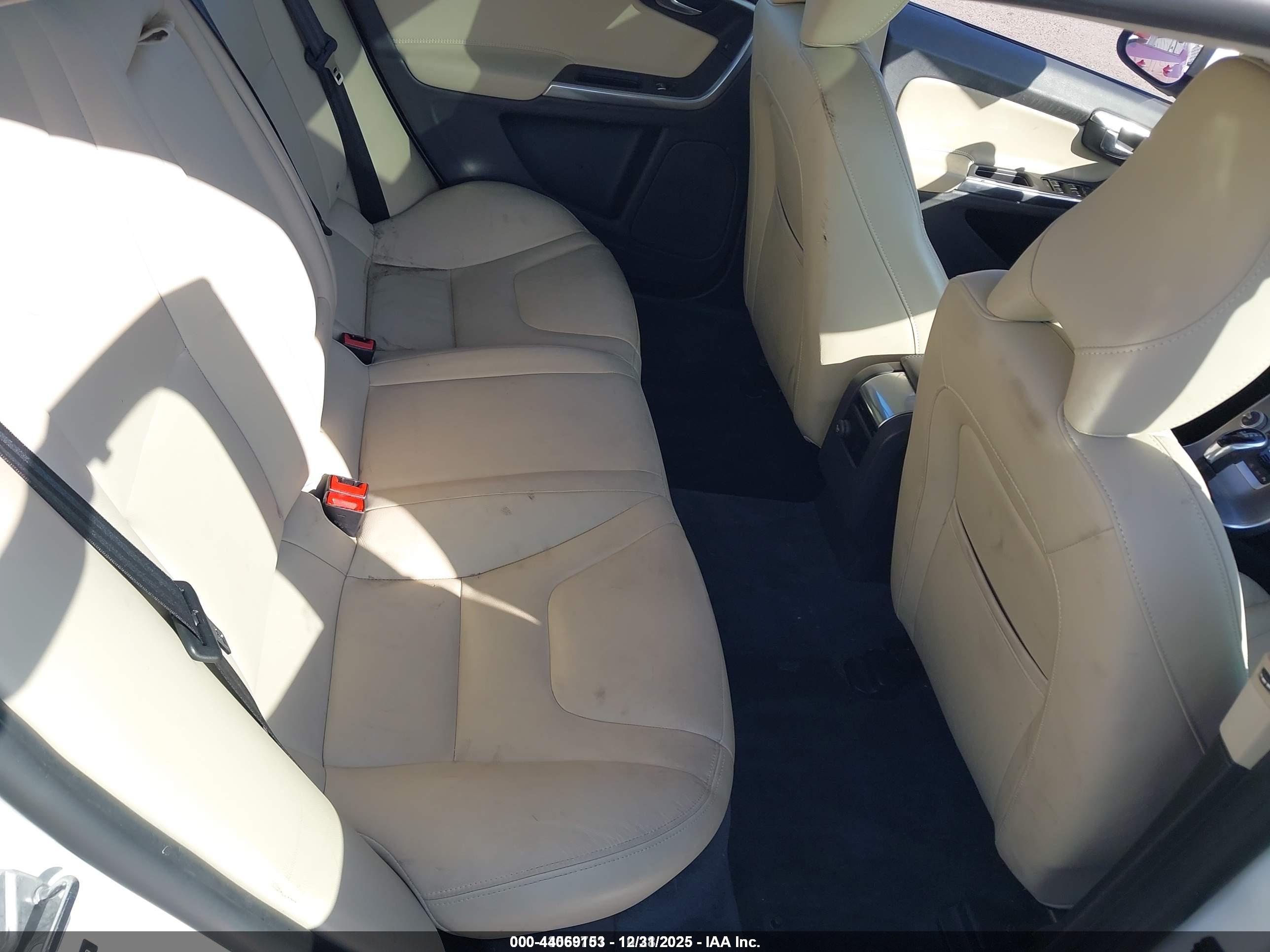 VOLVO S60 image 8