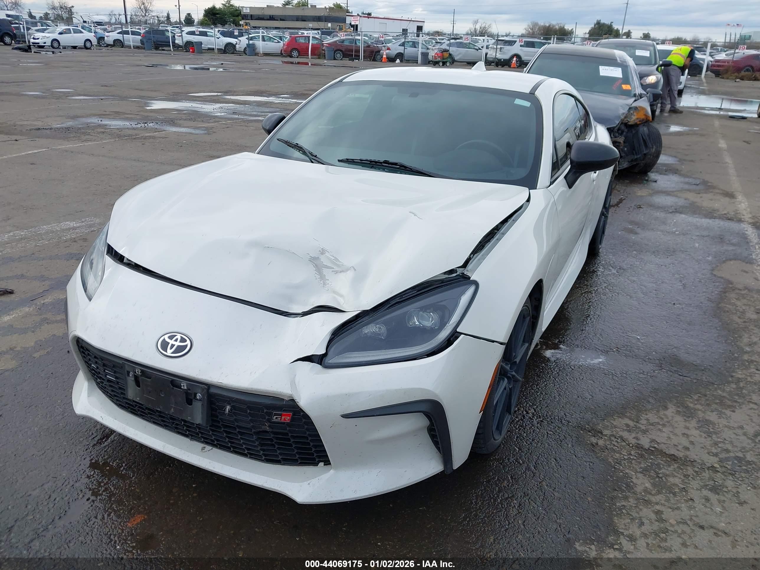 TOYOTA GR86 image 2