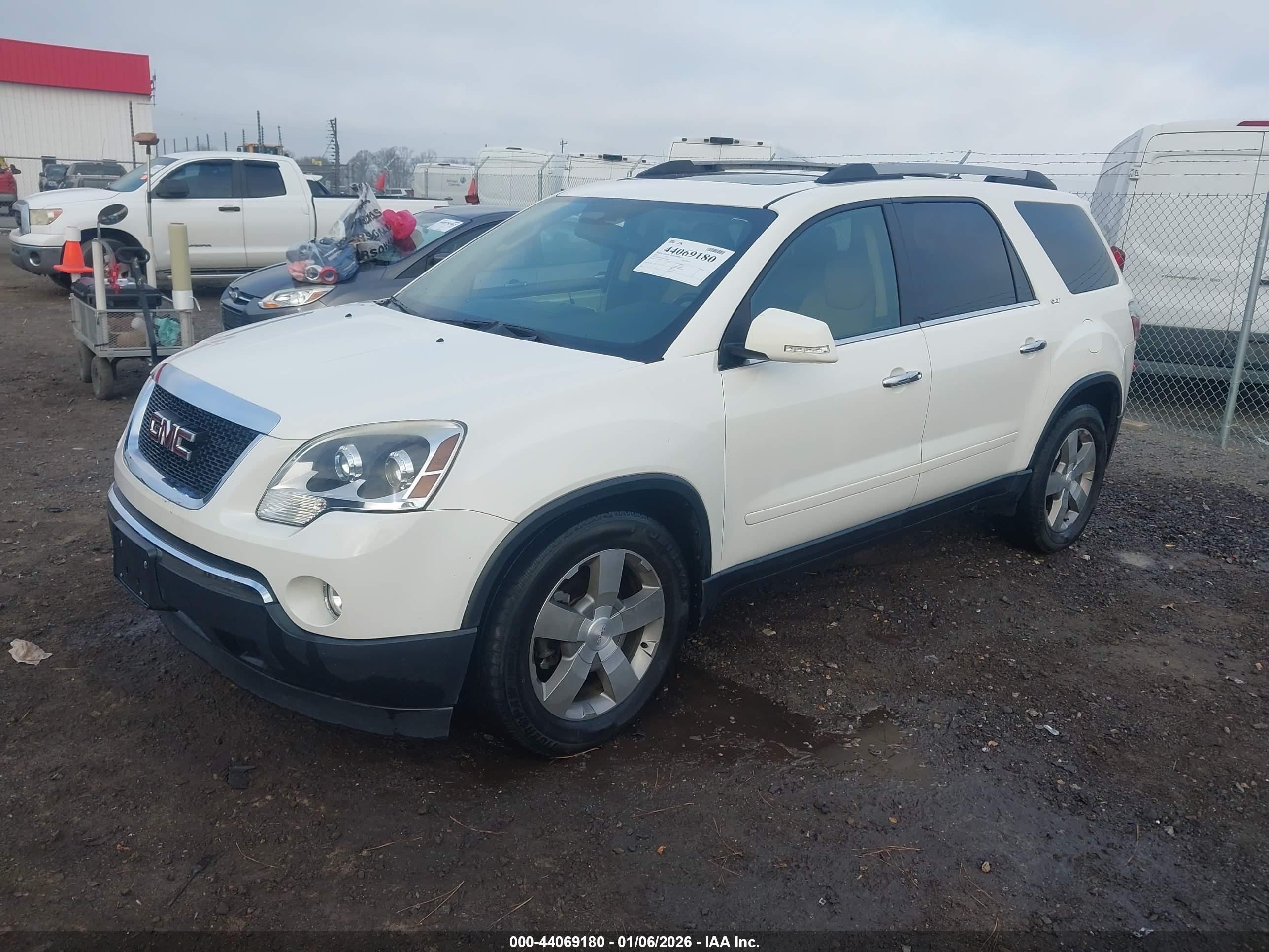 GMC ACADIA image 2