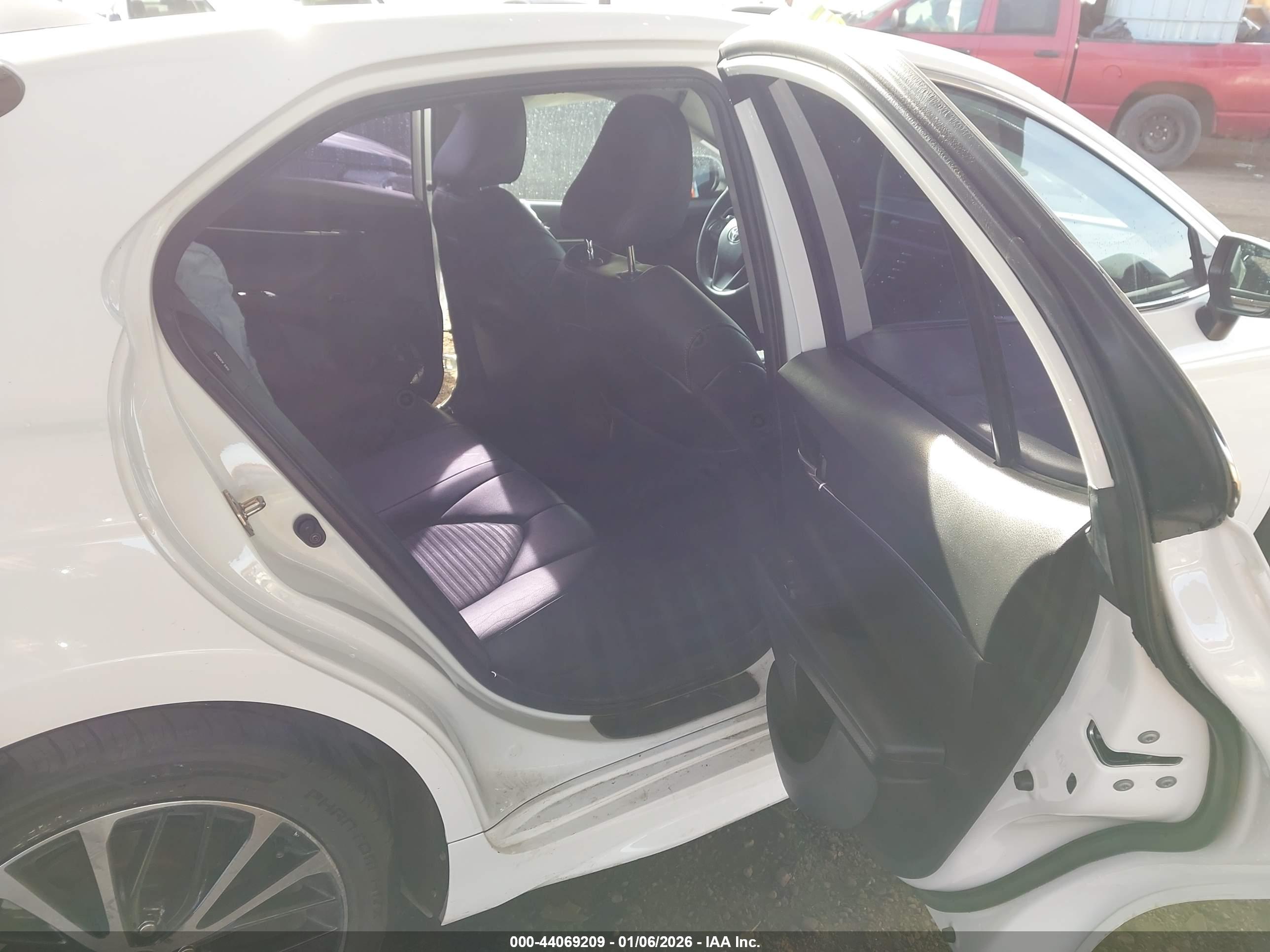 TOYOTA CAMRY image 8
