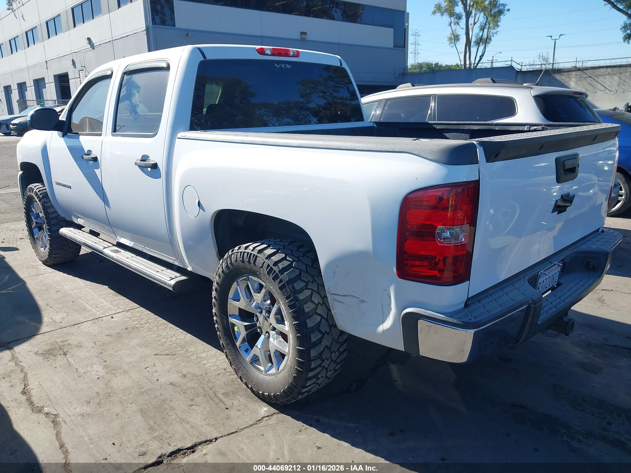 CHEVROLET SILVERADO image 3