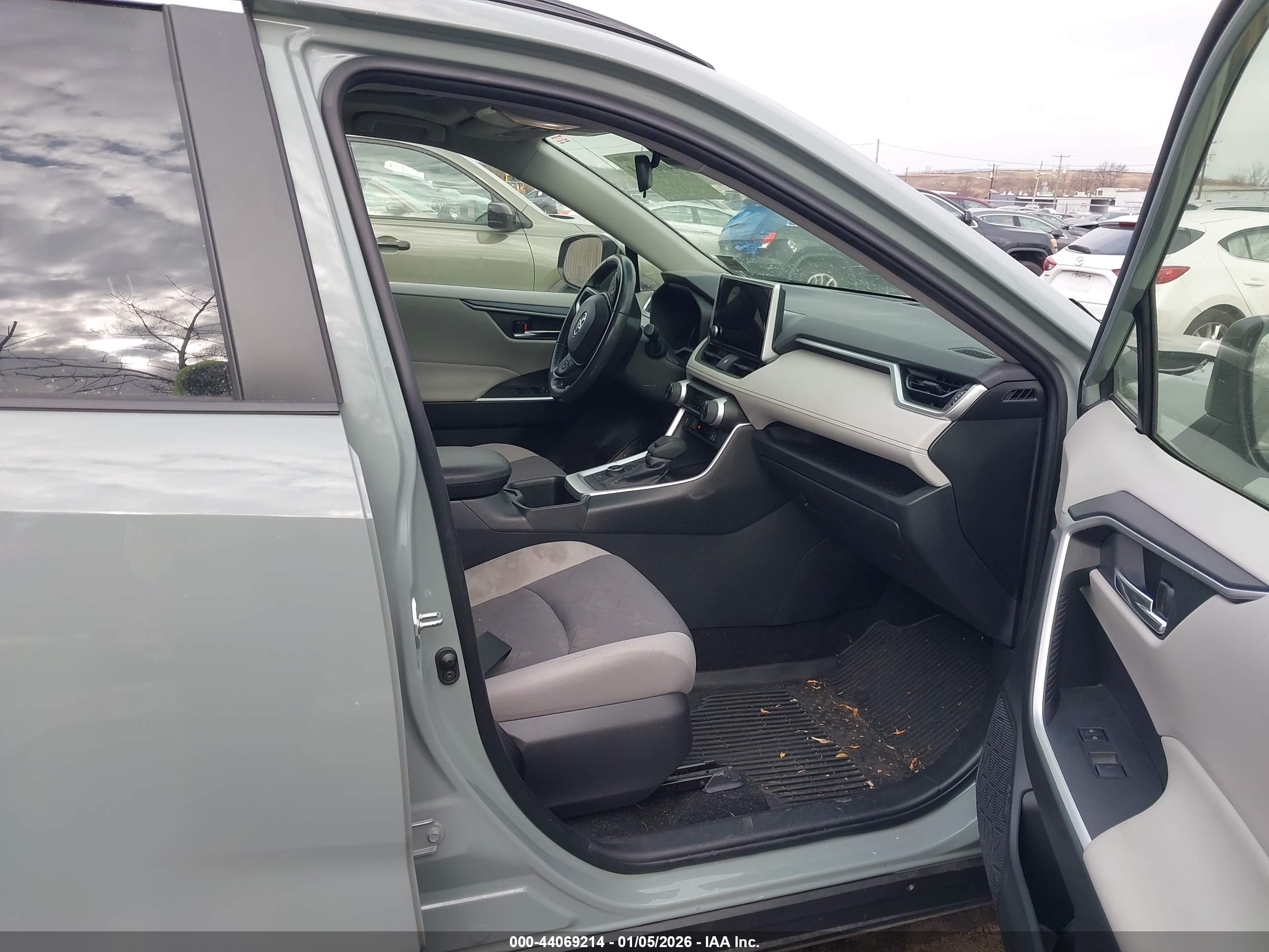 TOYOTA RAV4 image 5