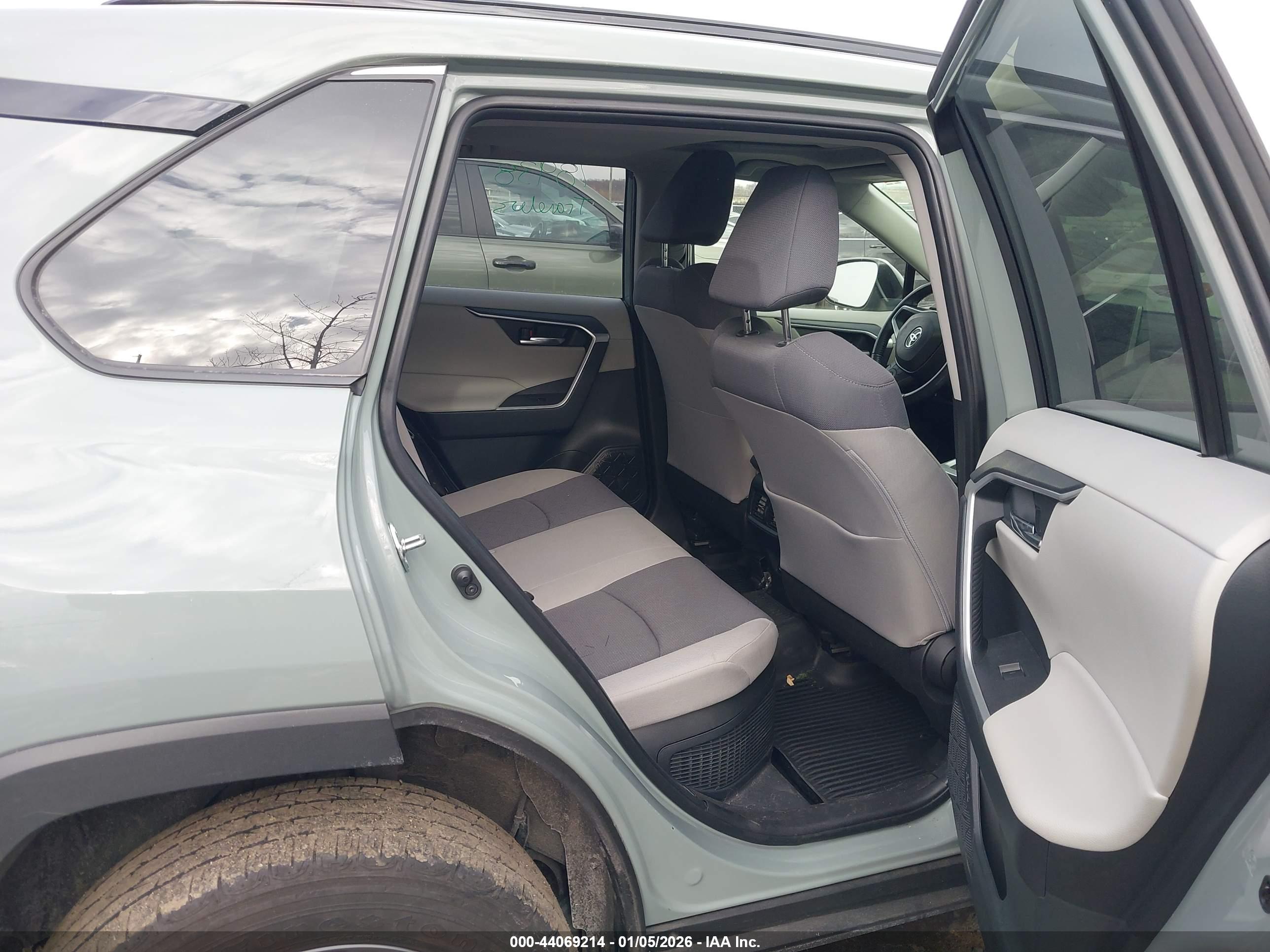 TOYOTA RAV4 image 8