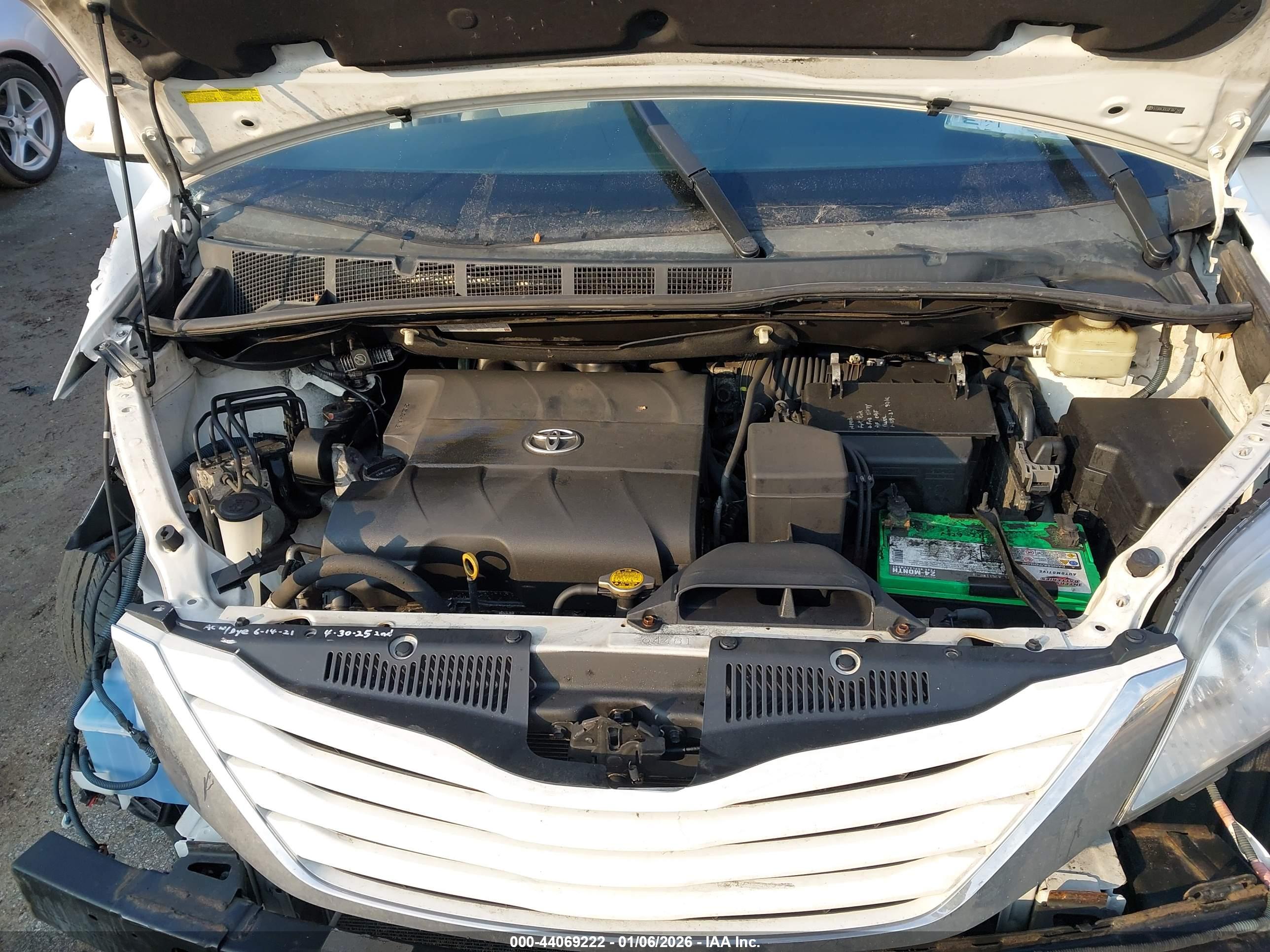 TOYOTA SIENNA image 10