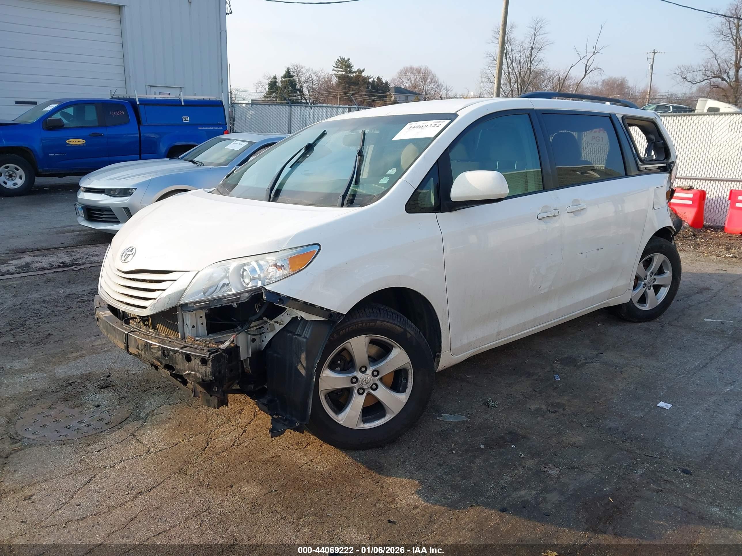 TOYOTA SIENNA image 2