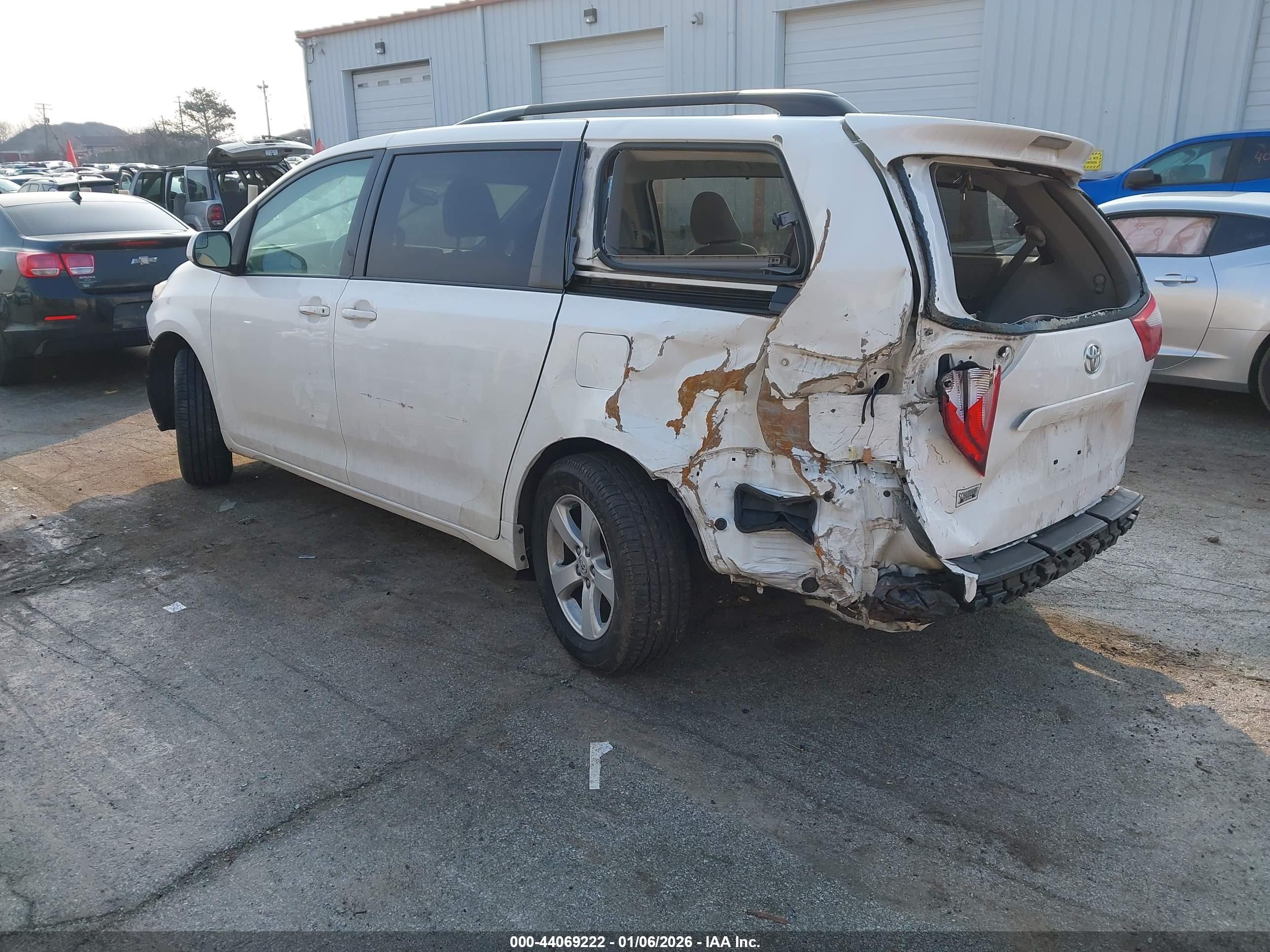 TOYOTA SIENNA image 3