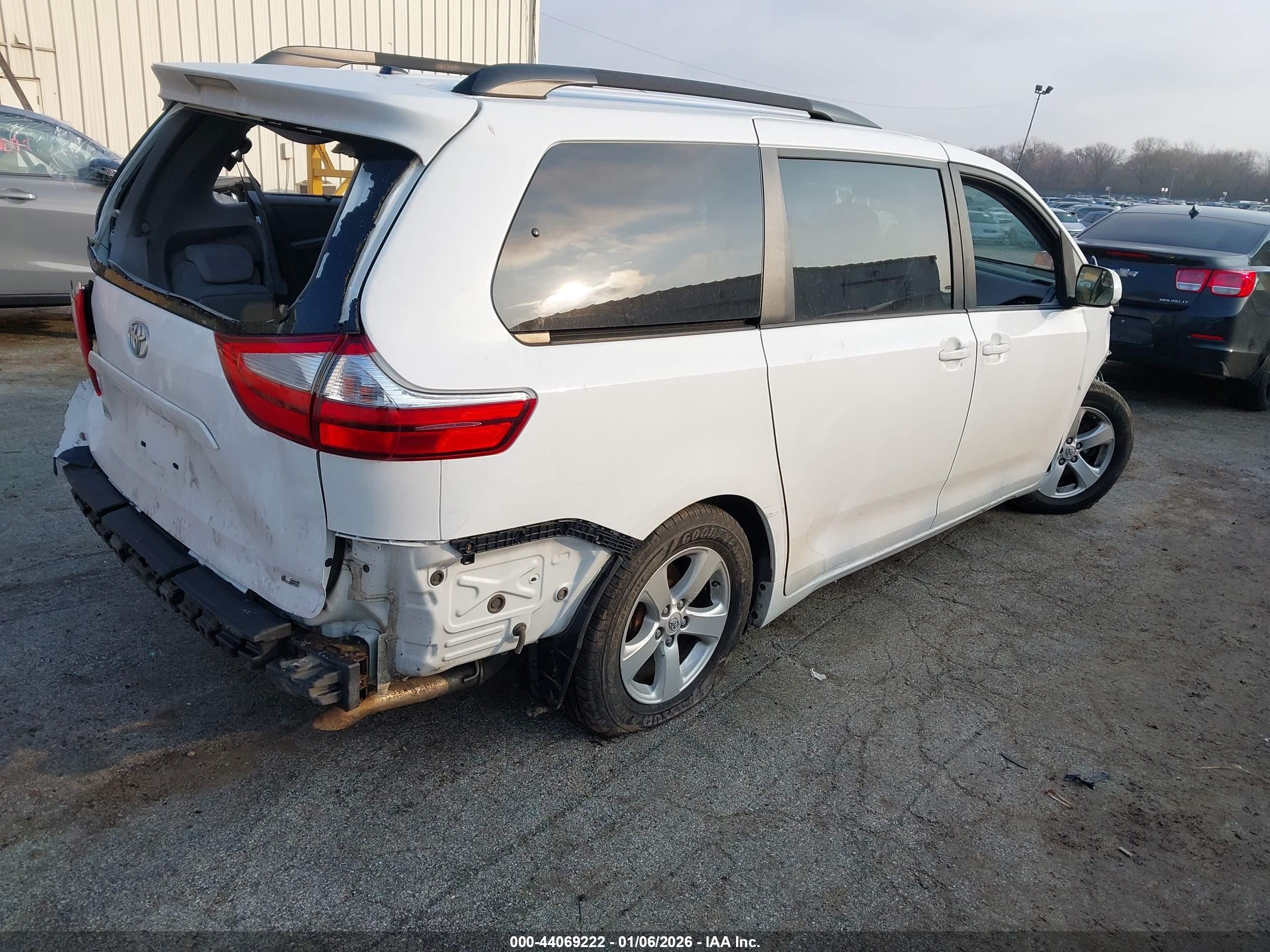 TOYOTA SIENNA image 4
